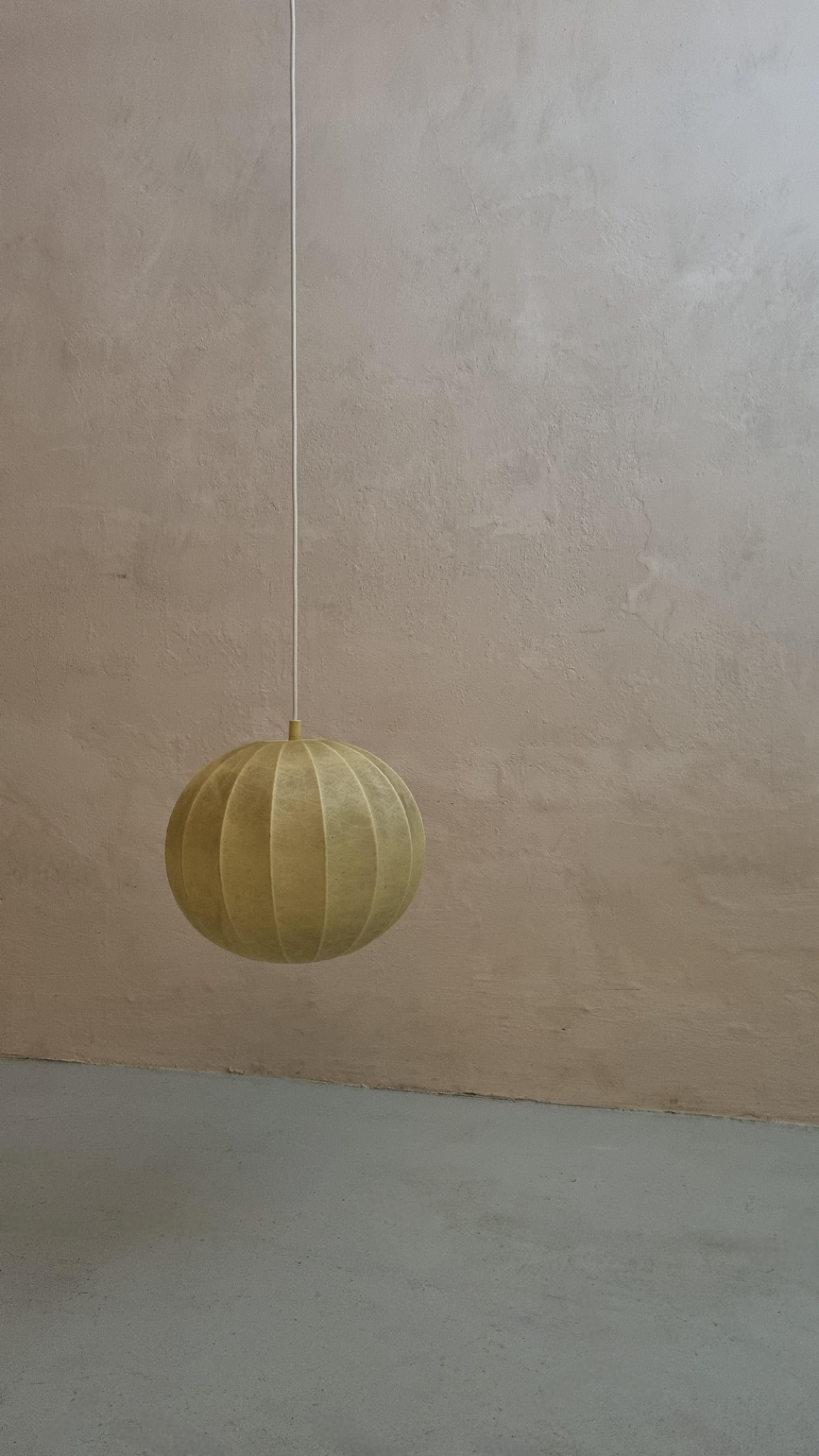 Cocoon suspension lamp, 1960s.
White coated internal steel structure, sprayed with special cocoon resin.
Excellent condition.
Electrical system replaced by a professional, rewired.
Amazing patina.