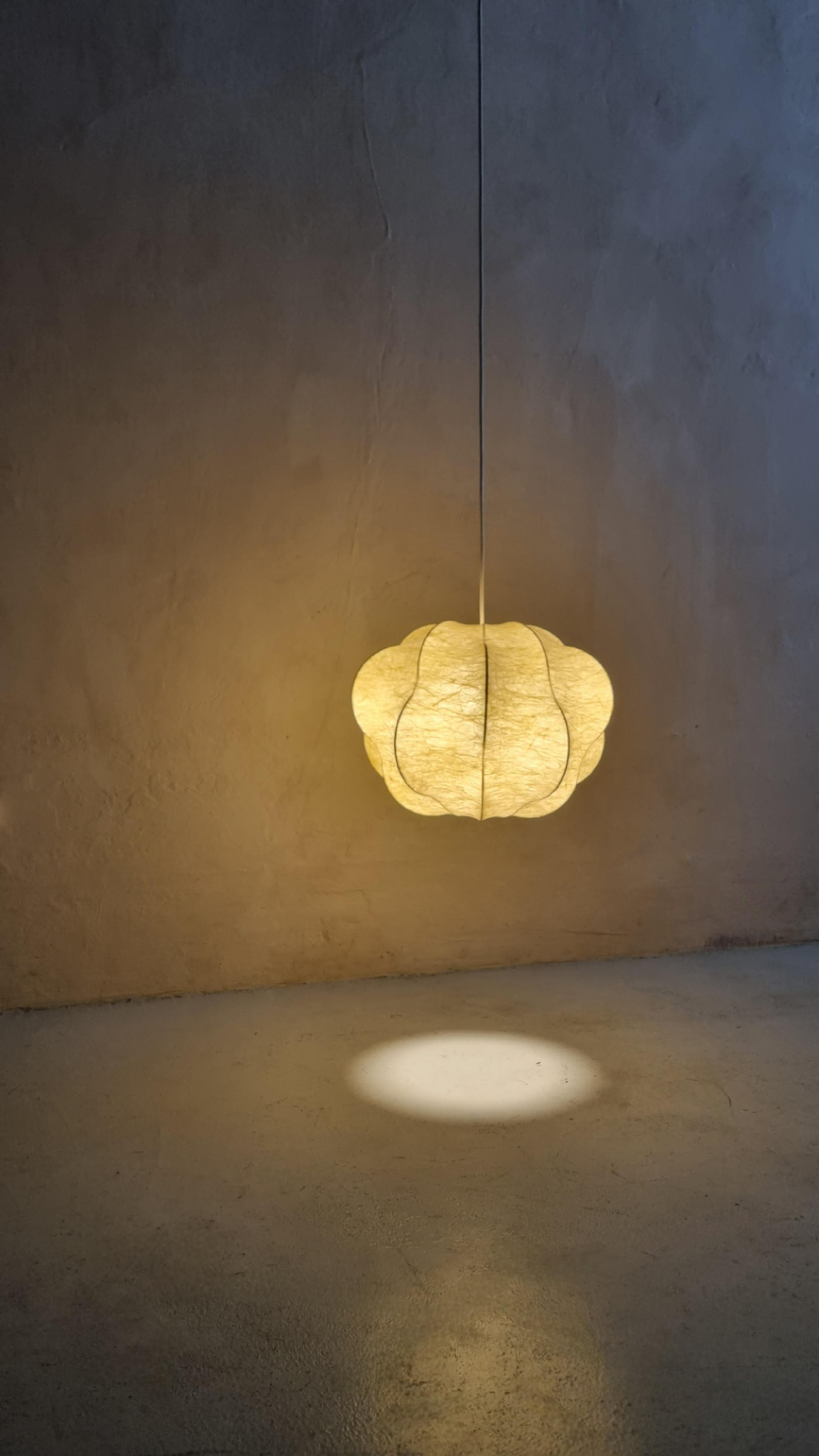 Suspension Cocoon, années 1960.
Structure interne en acier revêtue de blanc, pulvérisée de résine spéciale cocoon.
Excellent état.
Dans le style du modèle Nuvola de Tobia Scarpa.
Pour tous les objets emblématiques du design italien, suivez notre