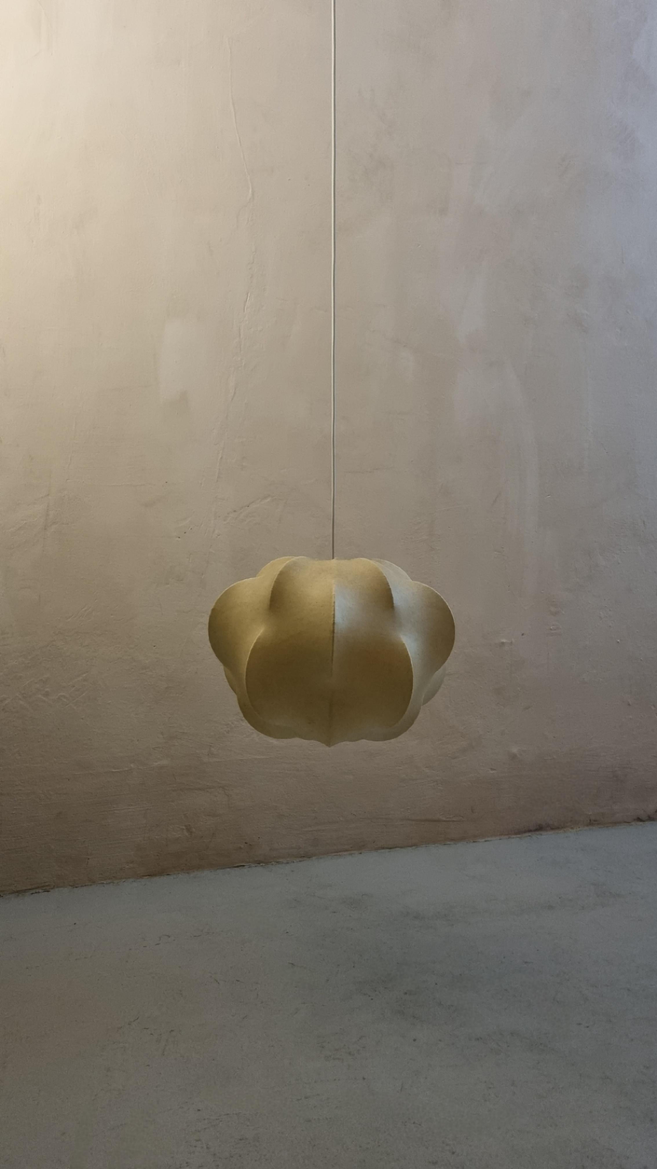 Mid-Century Modern Lampe à suspension cocon, fabrication italienne, années 1960 en vente