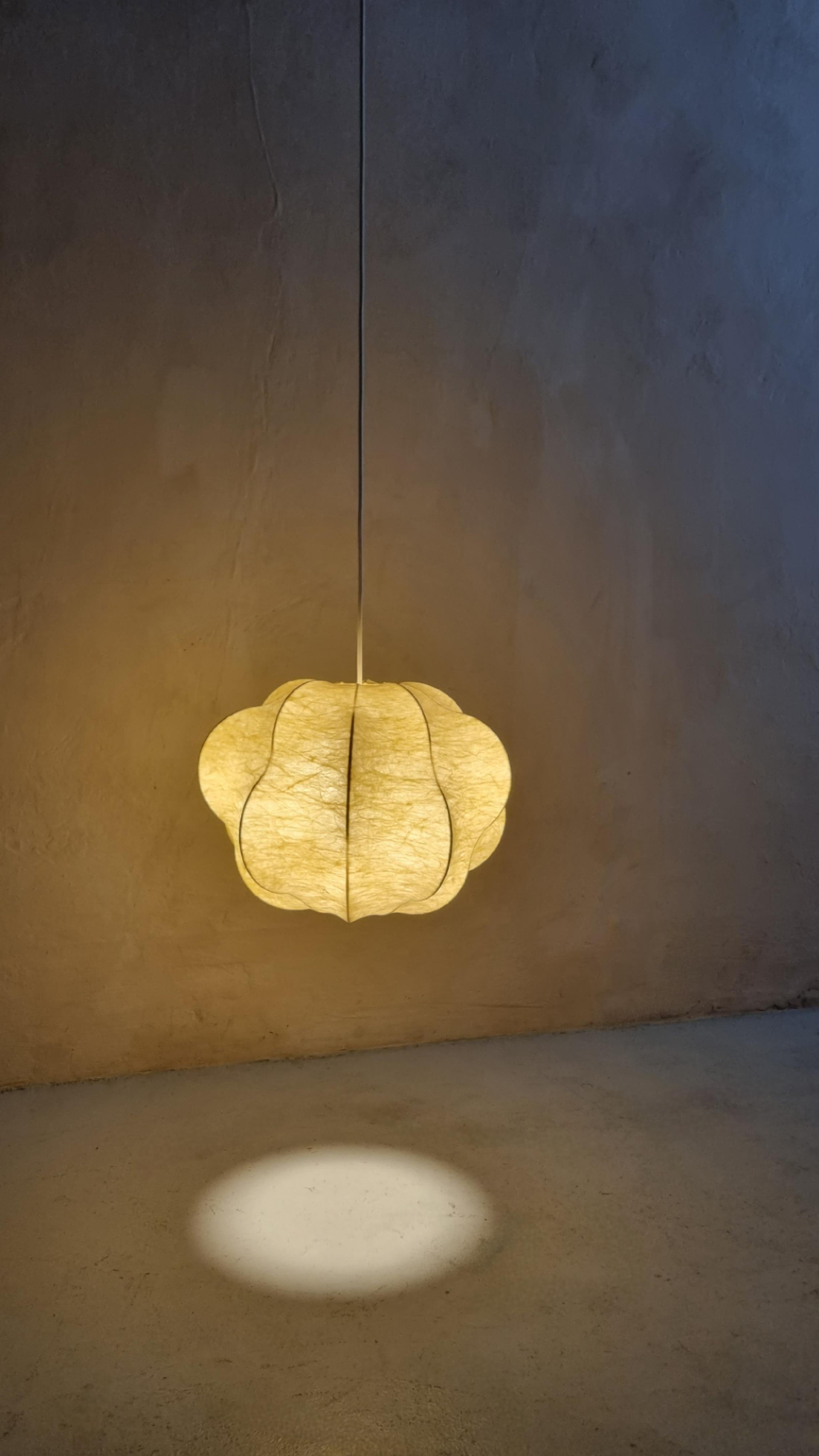 Lampe à suspension cocon, fabrication italienne, années 1960 Bon état - En vente à Arezzo, Italy
