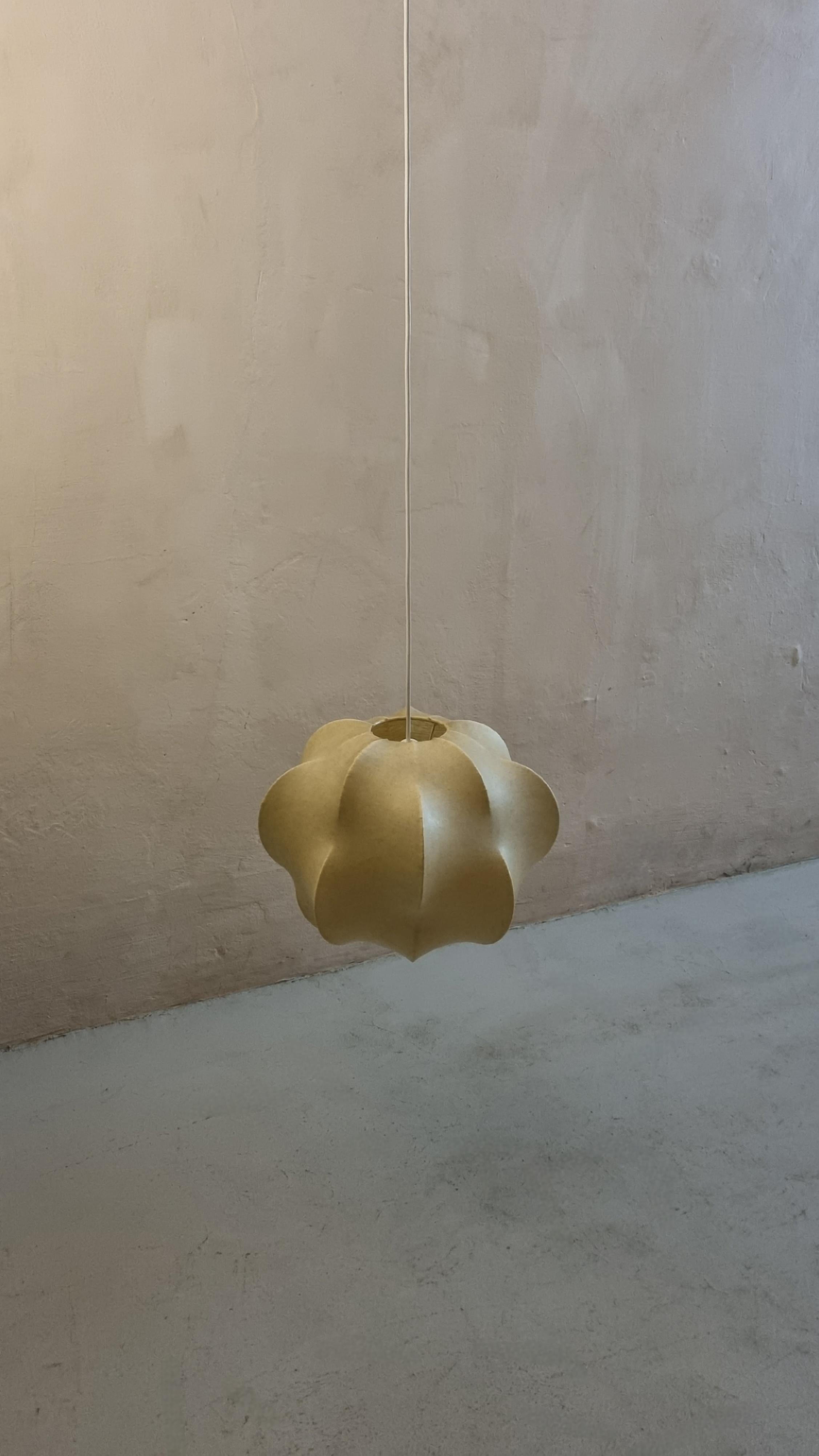 Milieu du XXe siècle Lampe à suspension cocon, fabrication italienne, années 1960 en vente