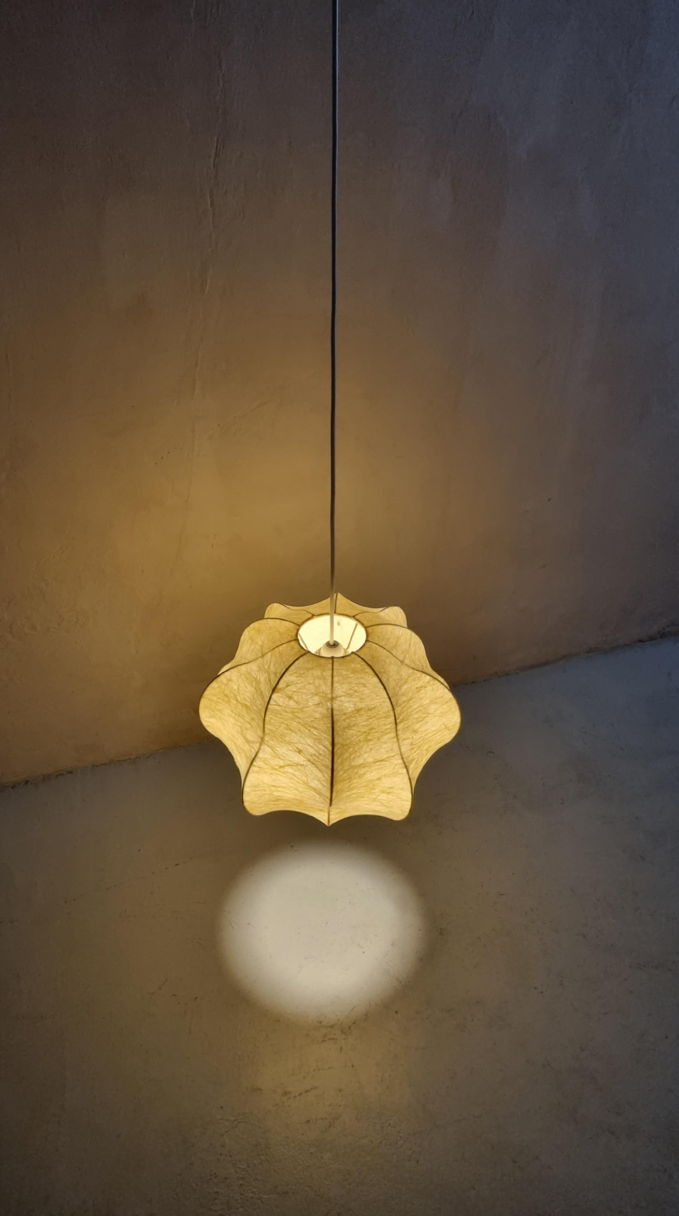Métal Lampe à suspension cocon, fabrication italienne, années 1960 en vente