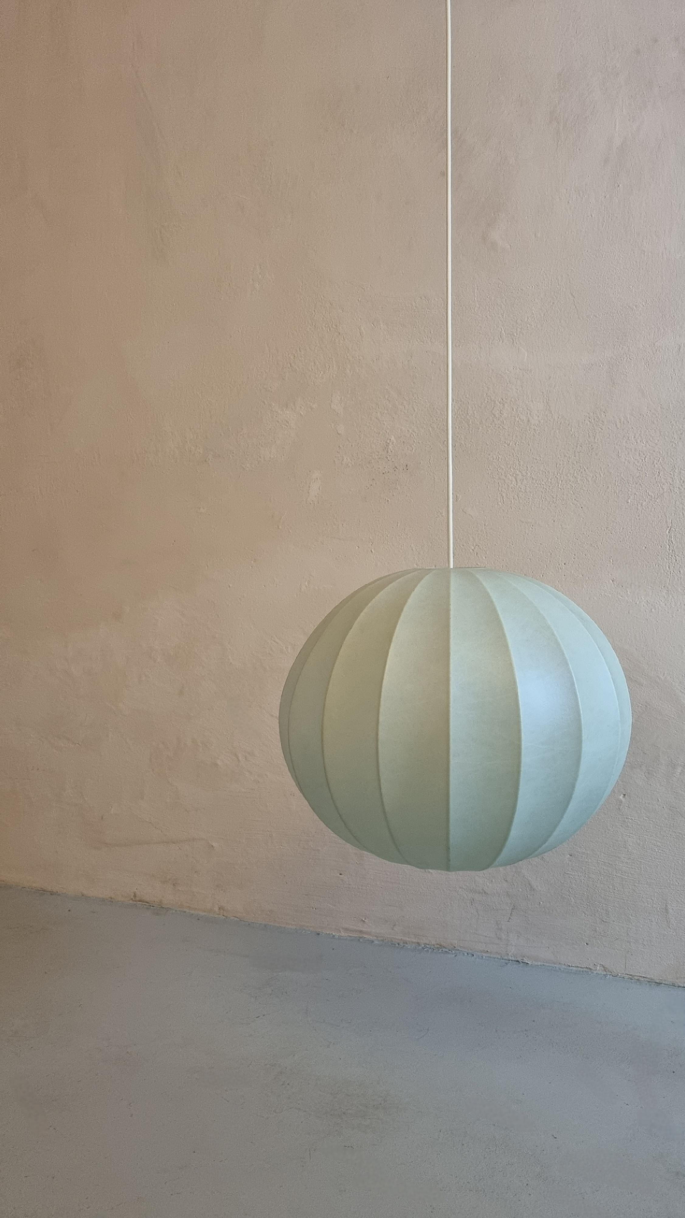 Cocoon Suspension Lamp, Italian Manufacture, 1960s For Sale 1