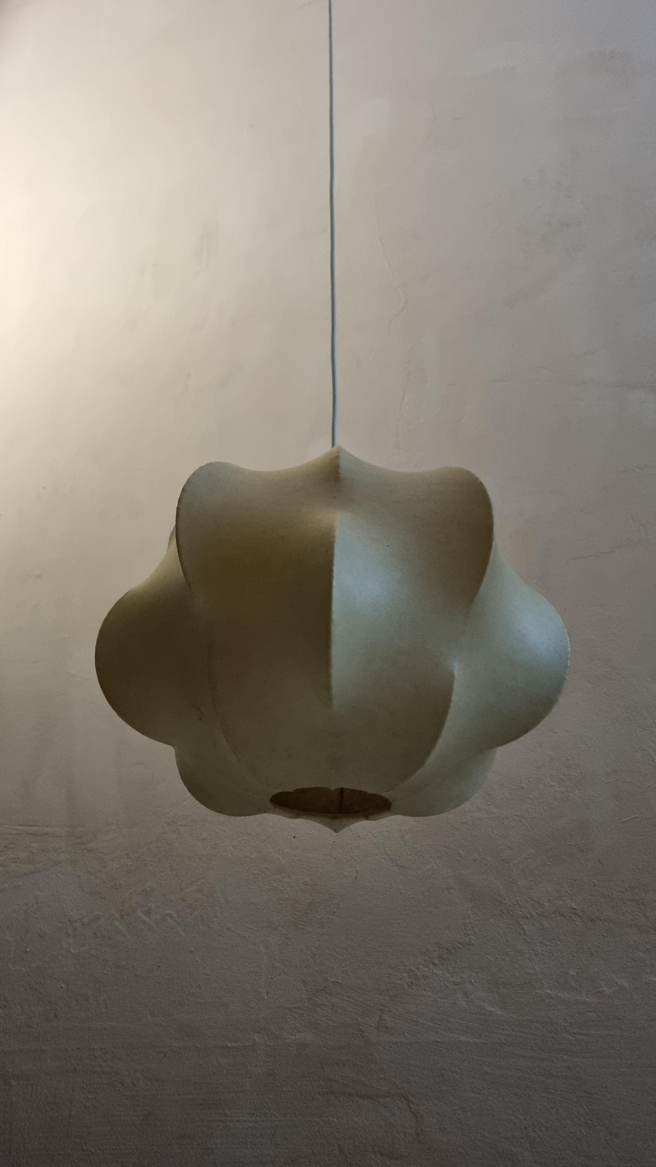 Lampe à suspension cocon, fabrication italienne, années 1960 en vente 1