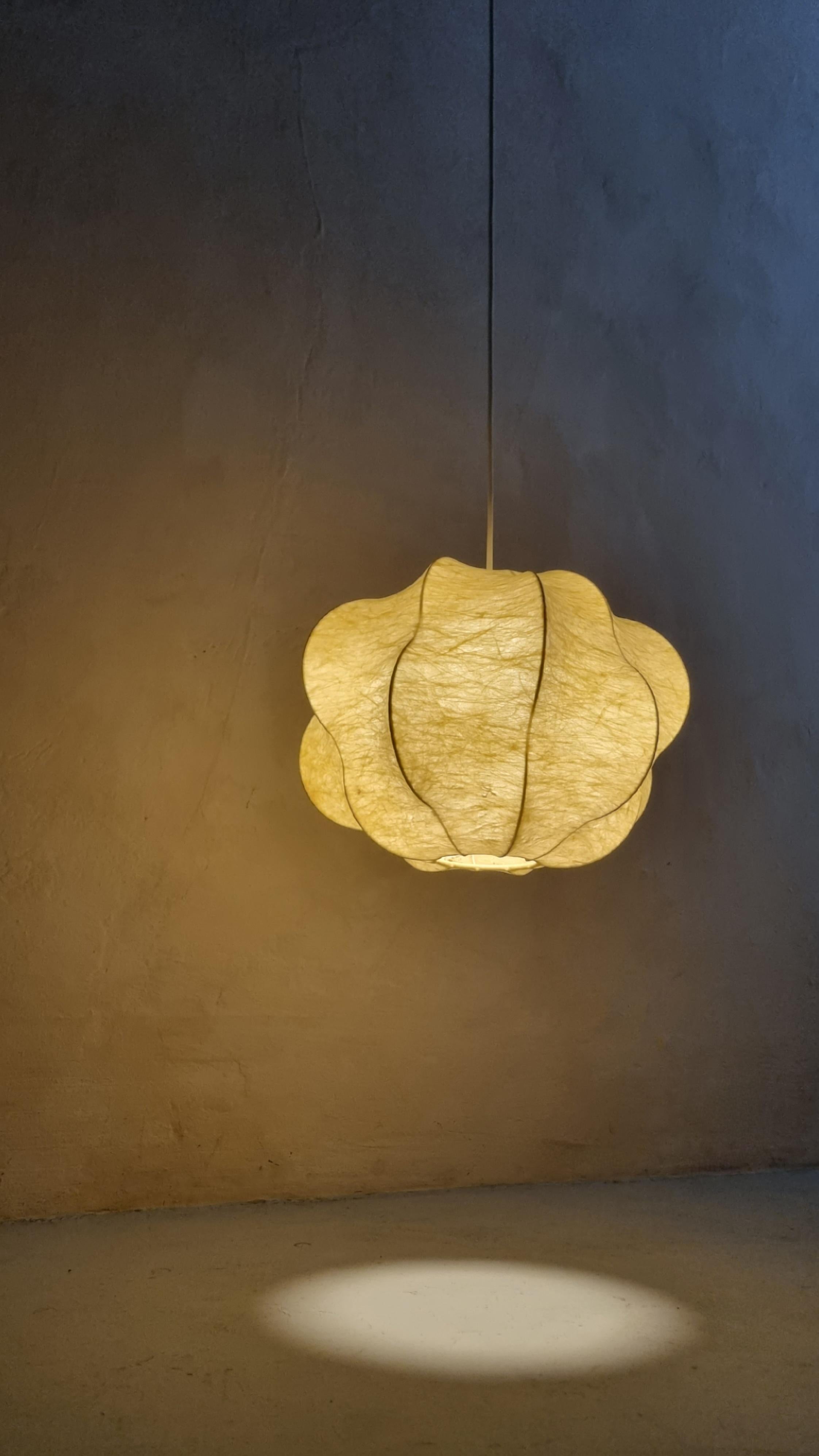 Lampe à suspension cocon, fabrication italienne, années 1960 en vente 2