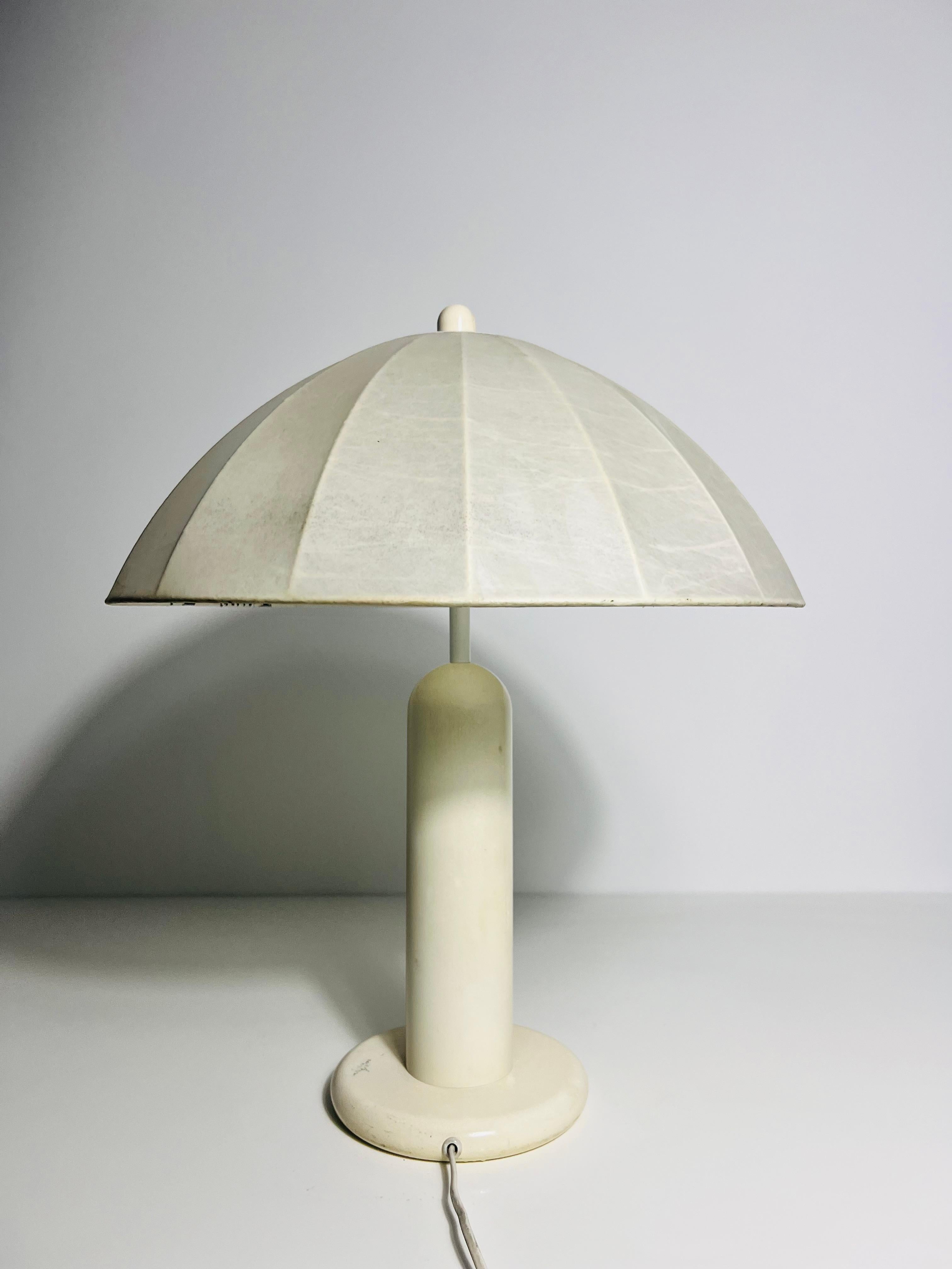 Questa lampada da tavolo Cocoon degli anni '60 è un ottimo esempio di artigianato tedesco di Goldkant Leuchten. Realizzato a mano con un'eccezionale attenzione ai dettagli, presenta un caratteristico paralume rotondo e semi-aperto e un elegante