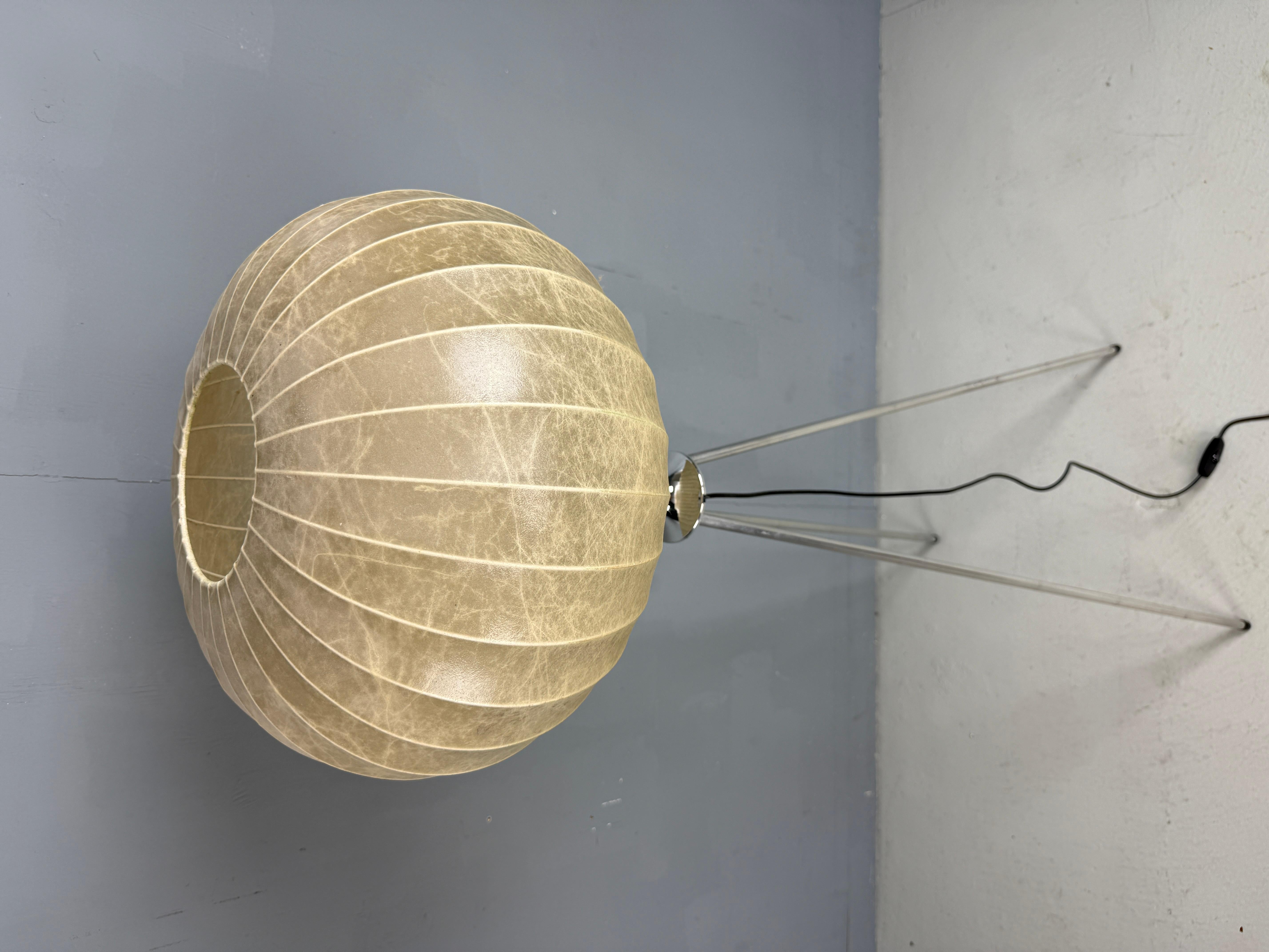 Lámpara de pie trípode Cocoon - Goldkant Leuchten en venta 3