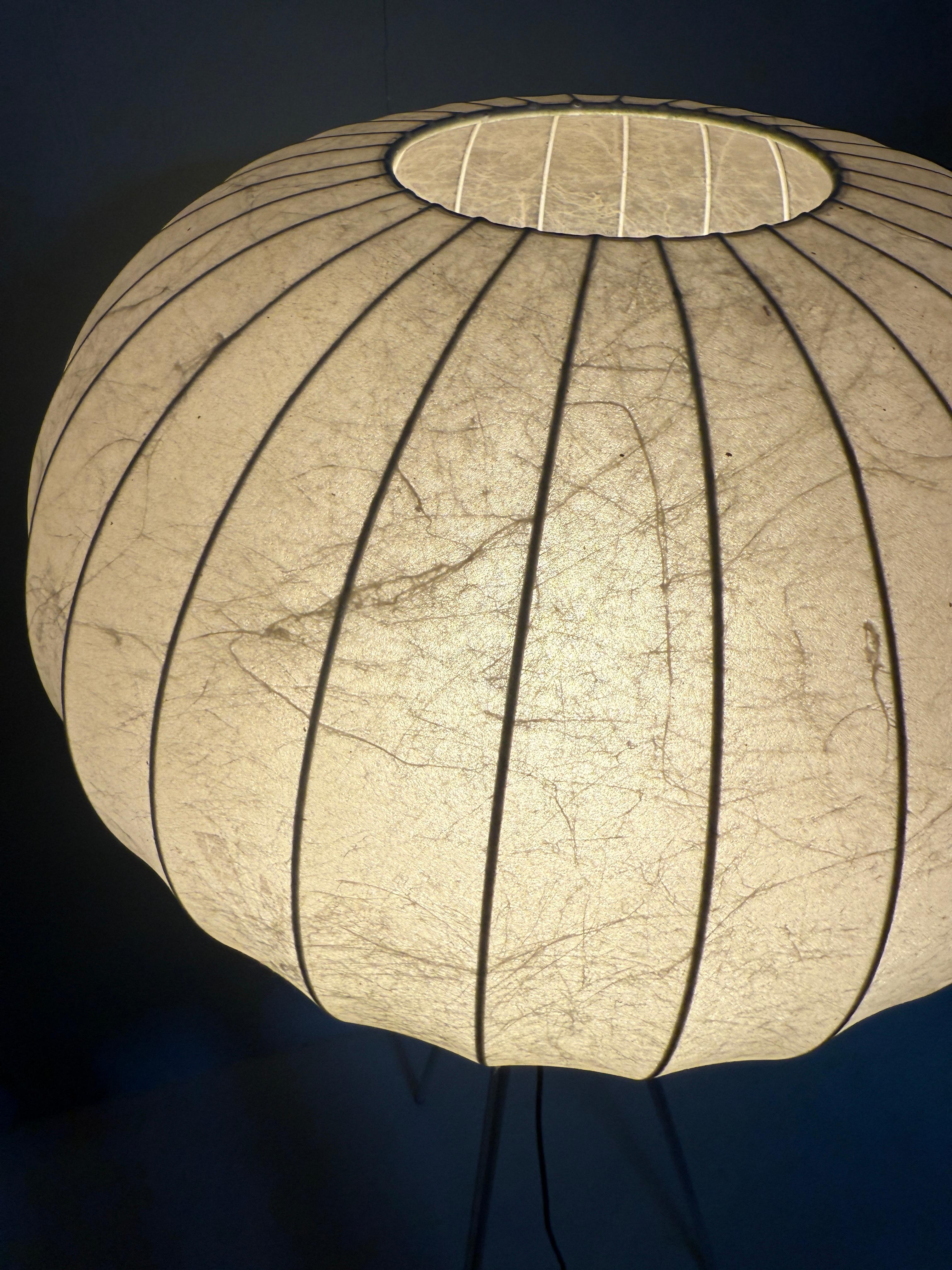 Lámpara de pie trípode Cocoon - Goldkant Leuchten en venta 7