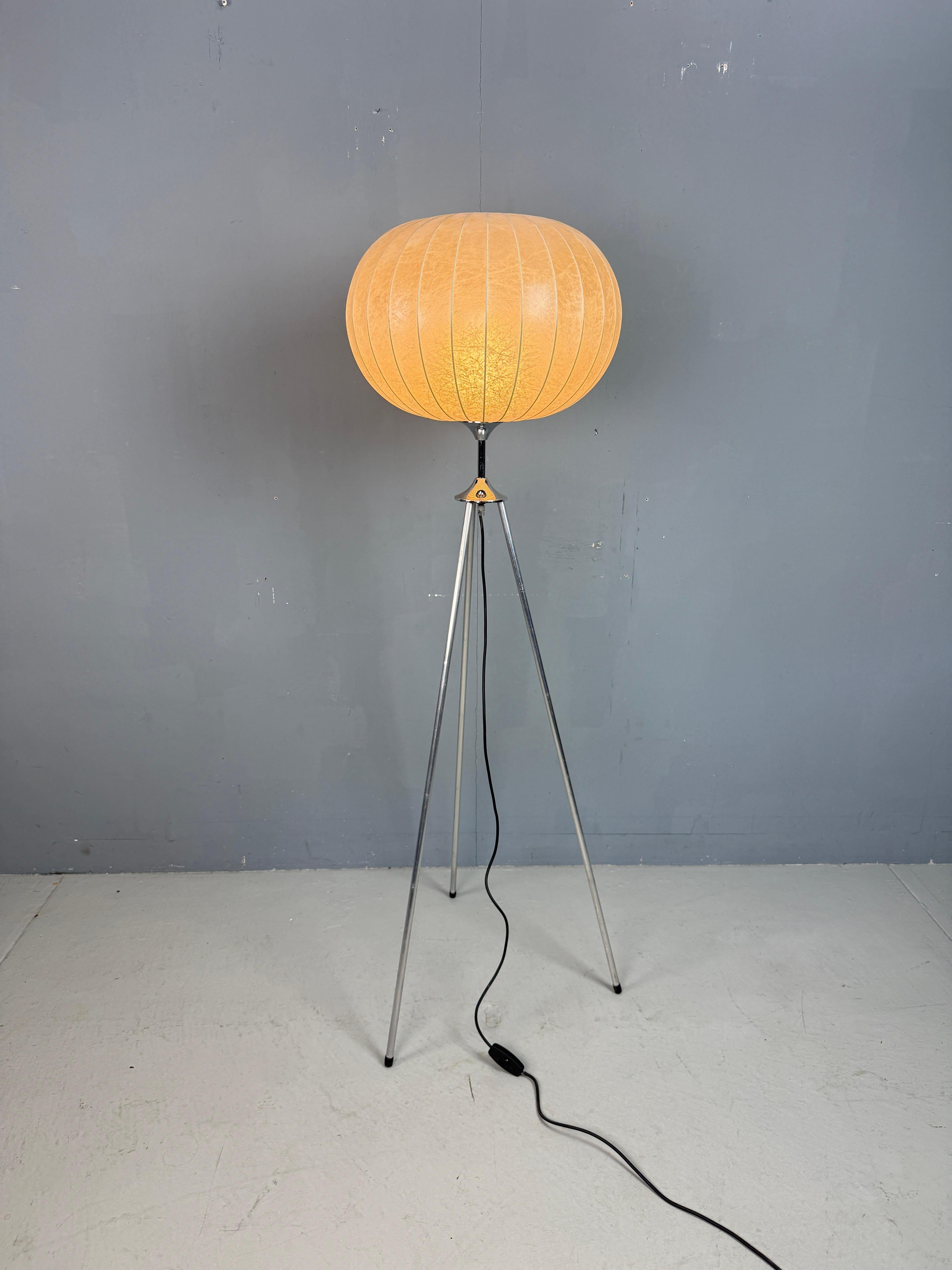 Lámpara de pie trípode Cocoon - Goldkant Leuchten Moderno de mediados de siglo en venta