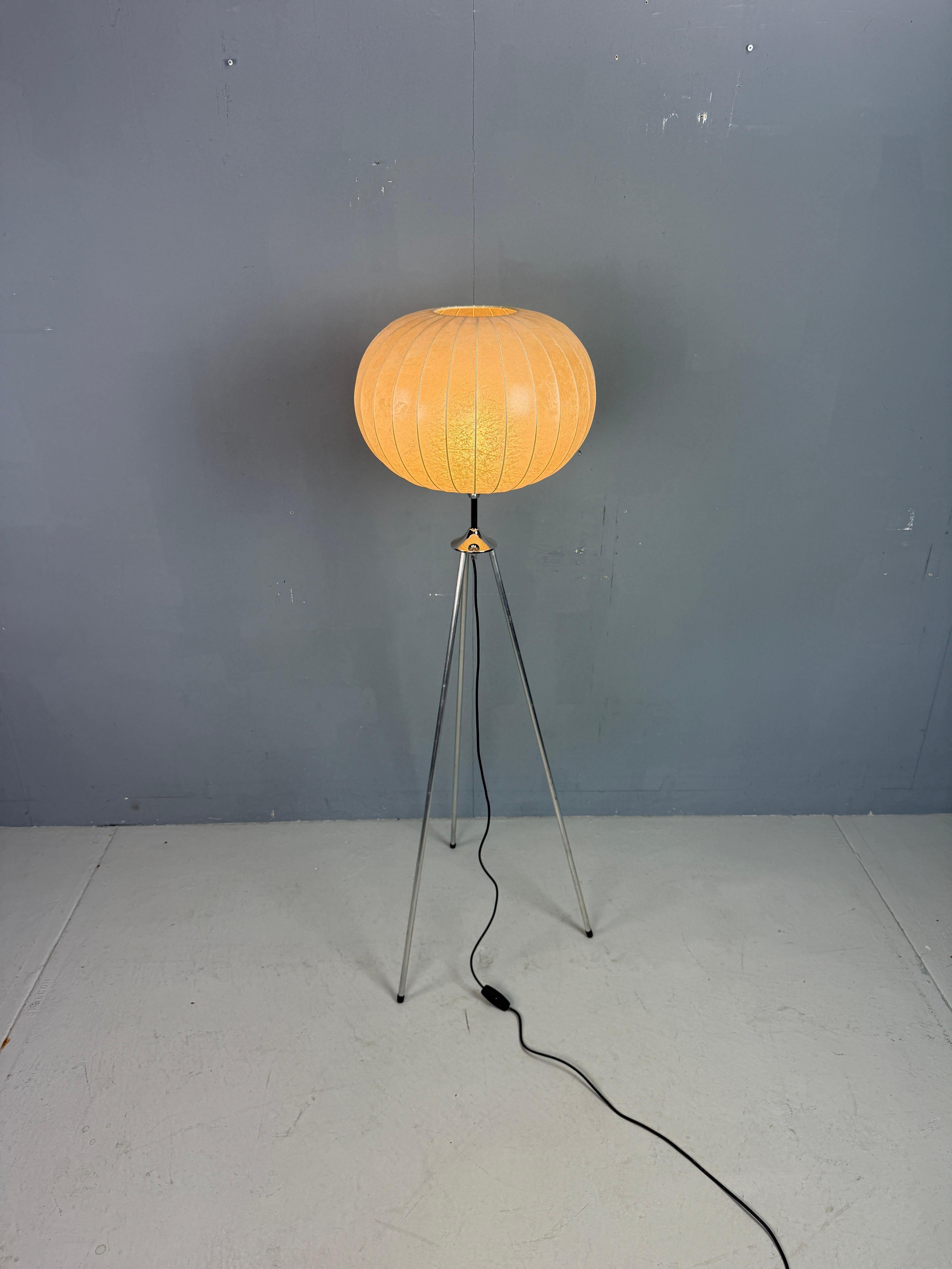 Lámpara de pie trípode Cocoon - Goldkant Leuchten Alemán en venta