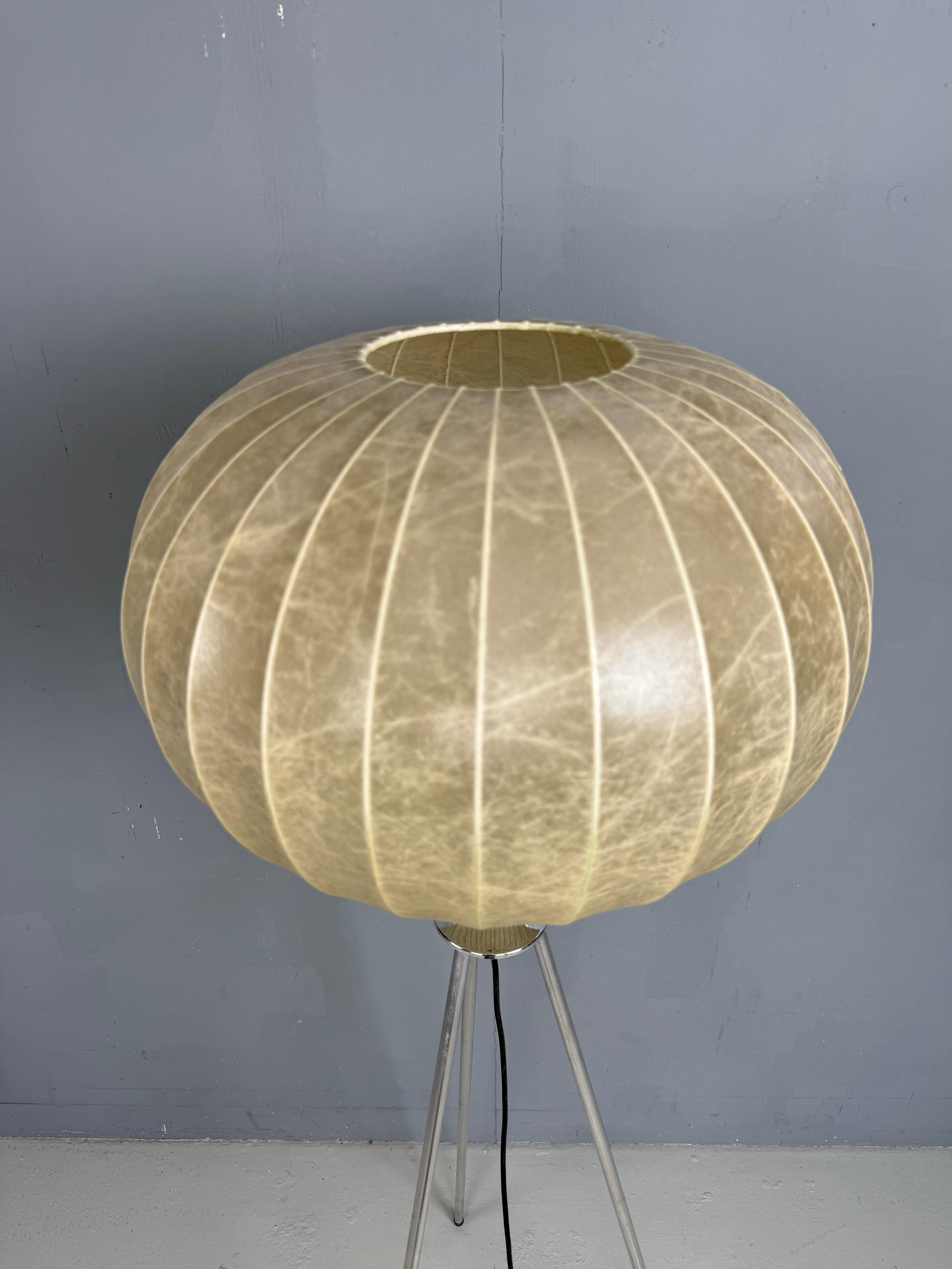 Lámpara de pie trípode Cocoon - Goldkant Leuchten en venta 2