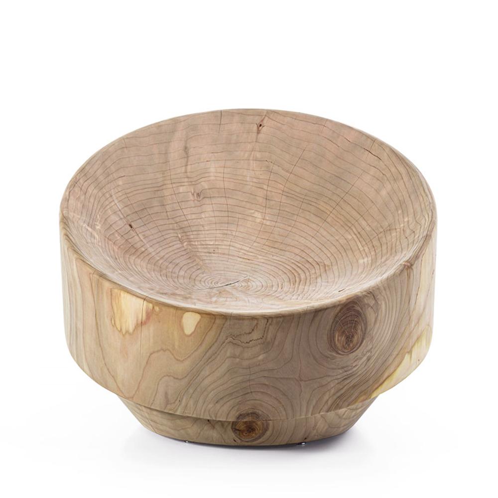 Armchair Cocoona Cedar in solid natural aromatic cedar 
wood in natural cedar finish. Made in one block of cedar 
wood. Treated with natural pine extracts.
Solid cedar wood include movement, cracks and changes 
in wood conditions, this is the