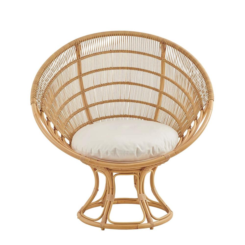 Sedia Cocoona Rattan con struttura in rattan 
con finitura naturale. Le pregiate rilegature sono realizzate in 
abili lavoratori del vimini su un telaio di rattan. 
Con cuscino bianco incluso, in tessuto acrilico.