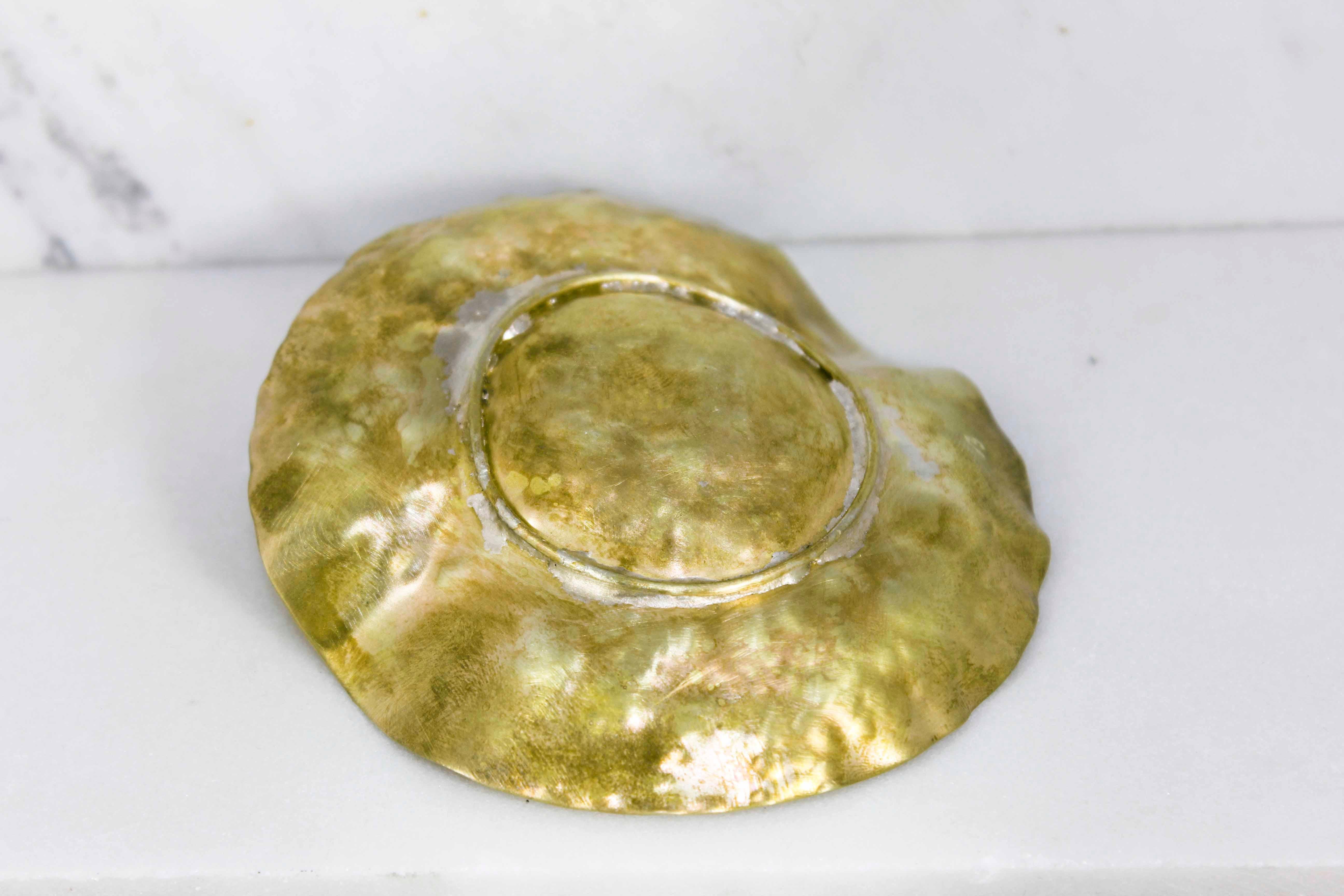 Der Aschenbecher von Cocotte ist aus Bronze und gehört zu der Serie Object, die ich kürzlich in meine Sammlungen aufgenommen habe.

Bitte beachten Sie, dass die Bilder auch als Referenz verwendet werden können. Aufgrund des Herstellungsprozesses