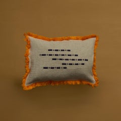 Cocteau, Cojín de lino con llamativos detalles bordados a mano y flecos naranjas