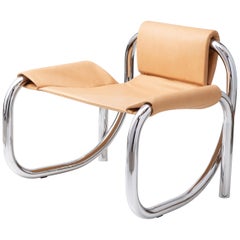 Chaise à cadre chromé poli et bandoulière en cuir coussinée Coda