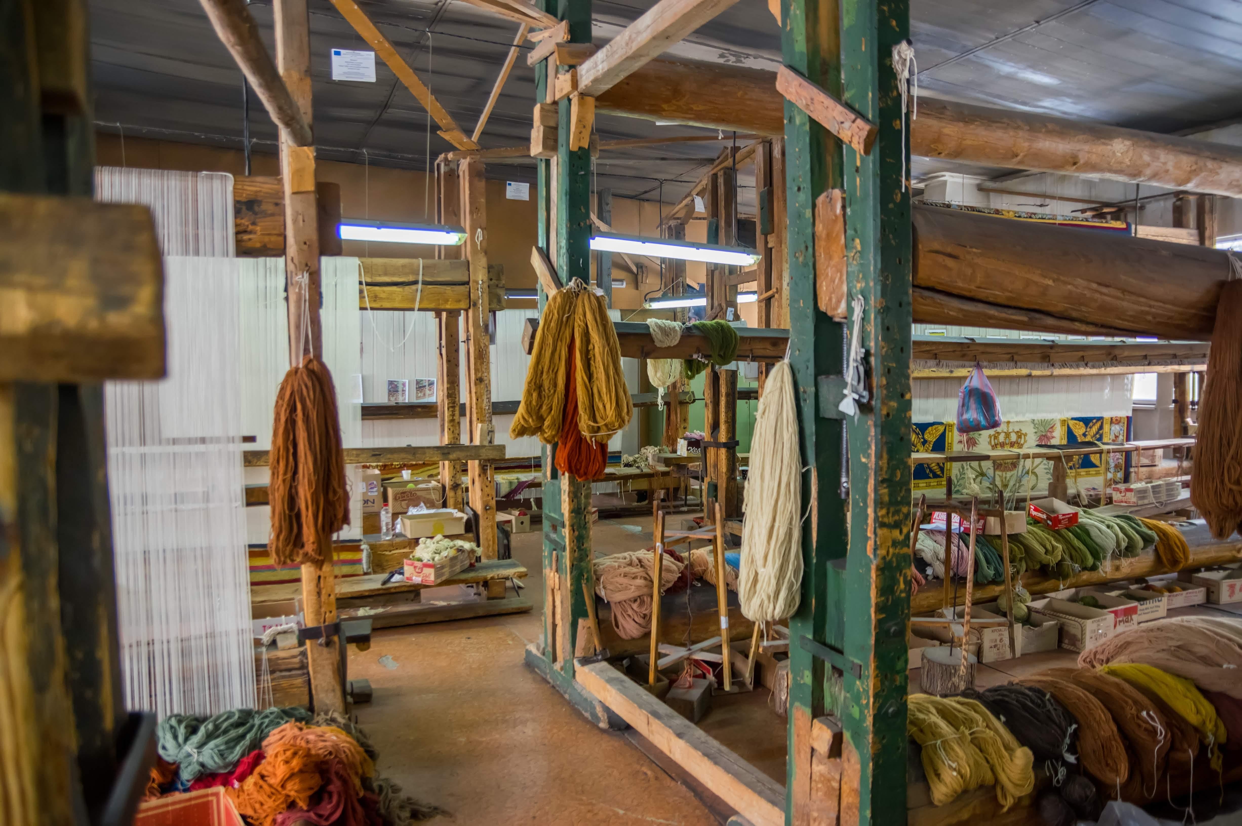 Code by RANKIN RUGS - traditionell handgeknüpft in Bulgarien aus 100 % einheimischer bulgarischer Wolle (~125.000 Knoten pro Quadratmeter)

Alle Teppiche werden in einer kleinen familiengeführten Werkstatt in Bulgarien von den letzten verbliebenen
