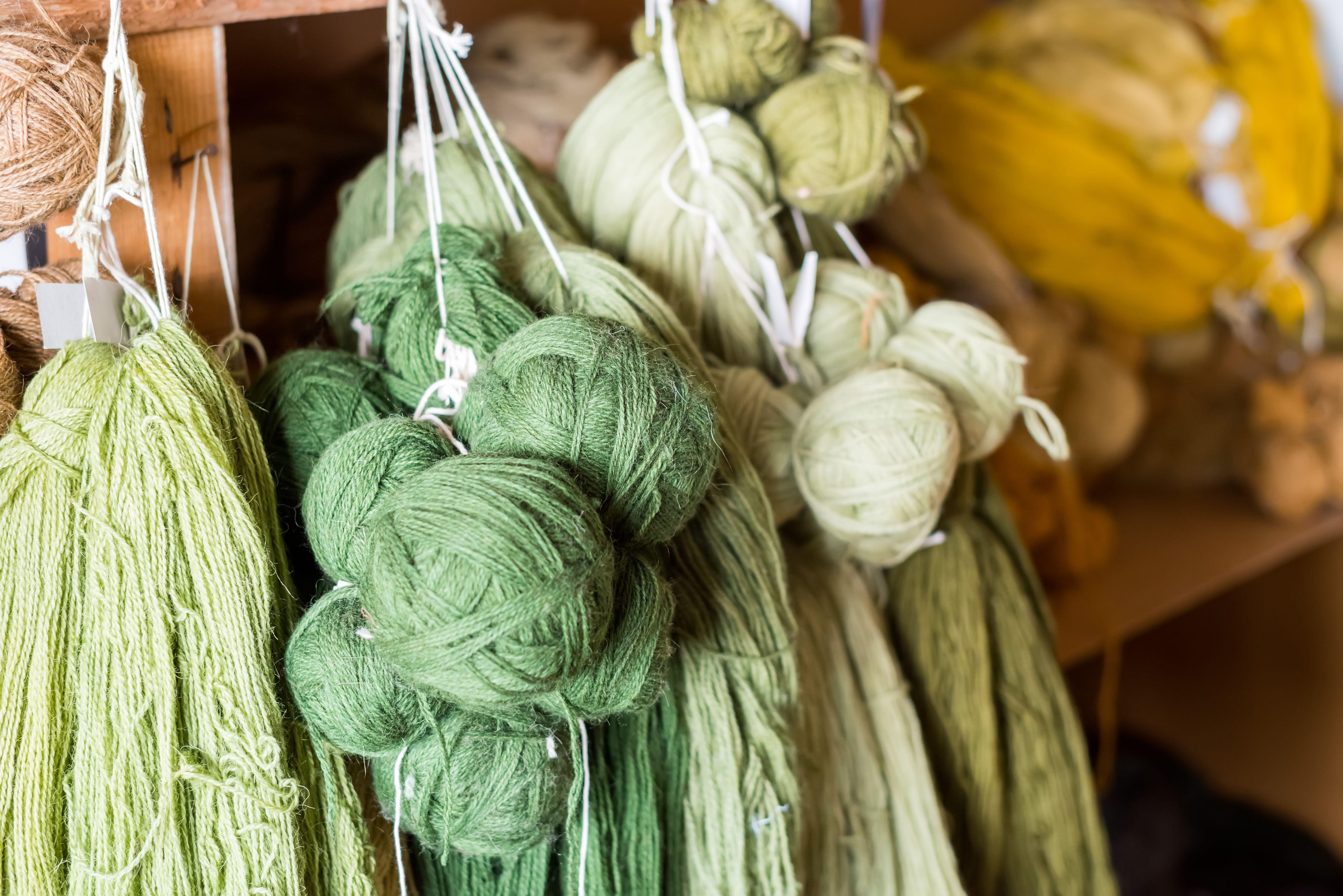 Bulgare Code Tapis contemporain en laine nouée à la main Rankin Rugs 'Green' (vert) en vente
