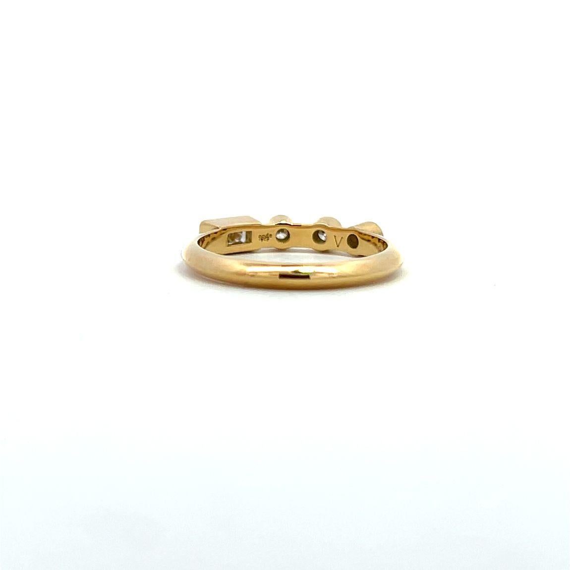 Chaque bague est fabriquée sur commande à votre taille et dans le métal de votre choix - platine ou or jaune ou rose recyclé 18 carats. Veuillez nous contacter pour toute personnalisation spécifique que vous souhaiteriez. Nous pouvons également
