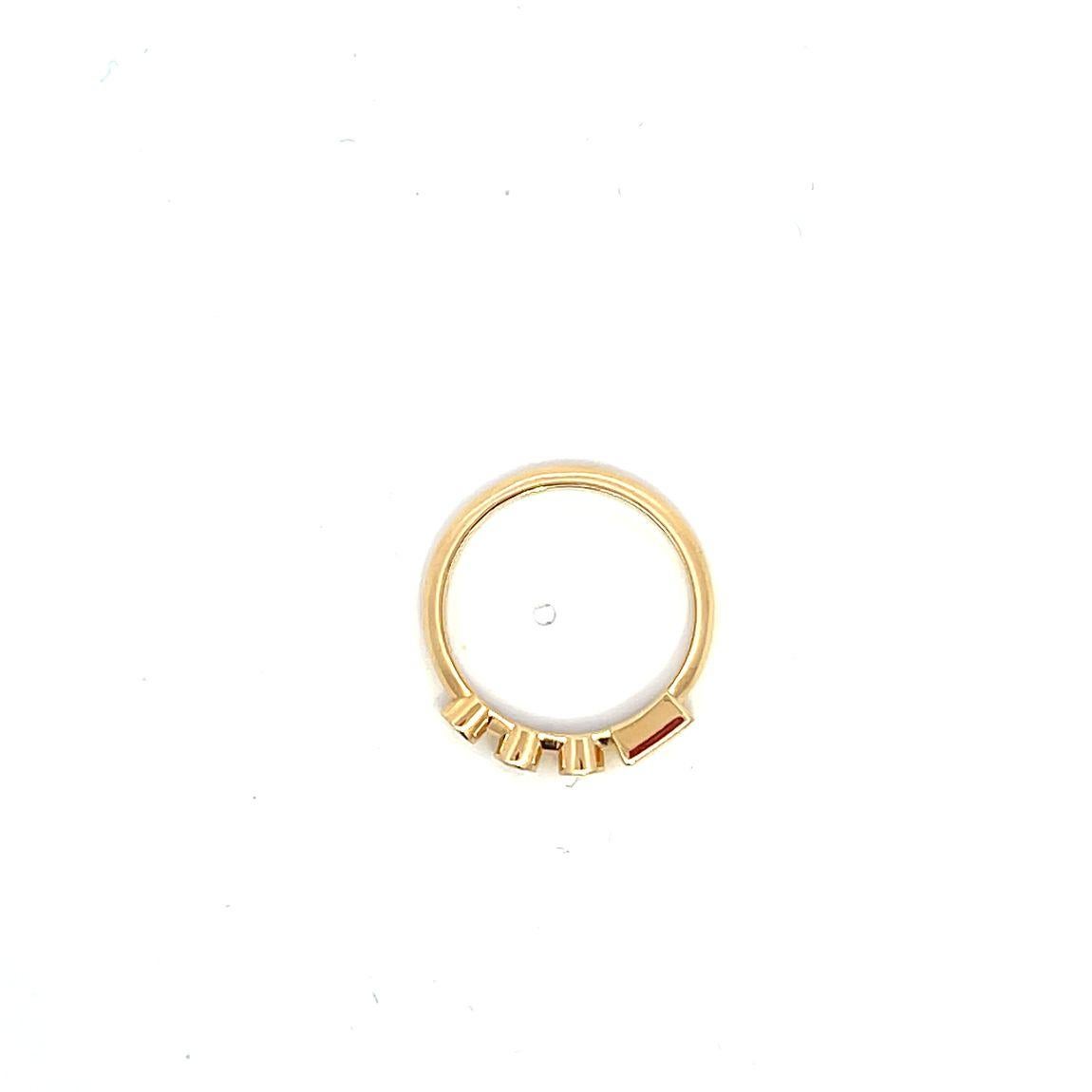 Contemporain codebyEdge 18k jaune  Bague empilable en or et diamants personnalisable - Lettre V en vente