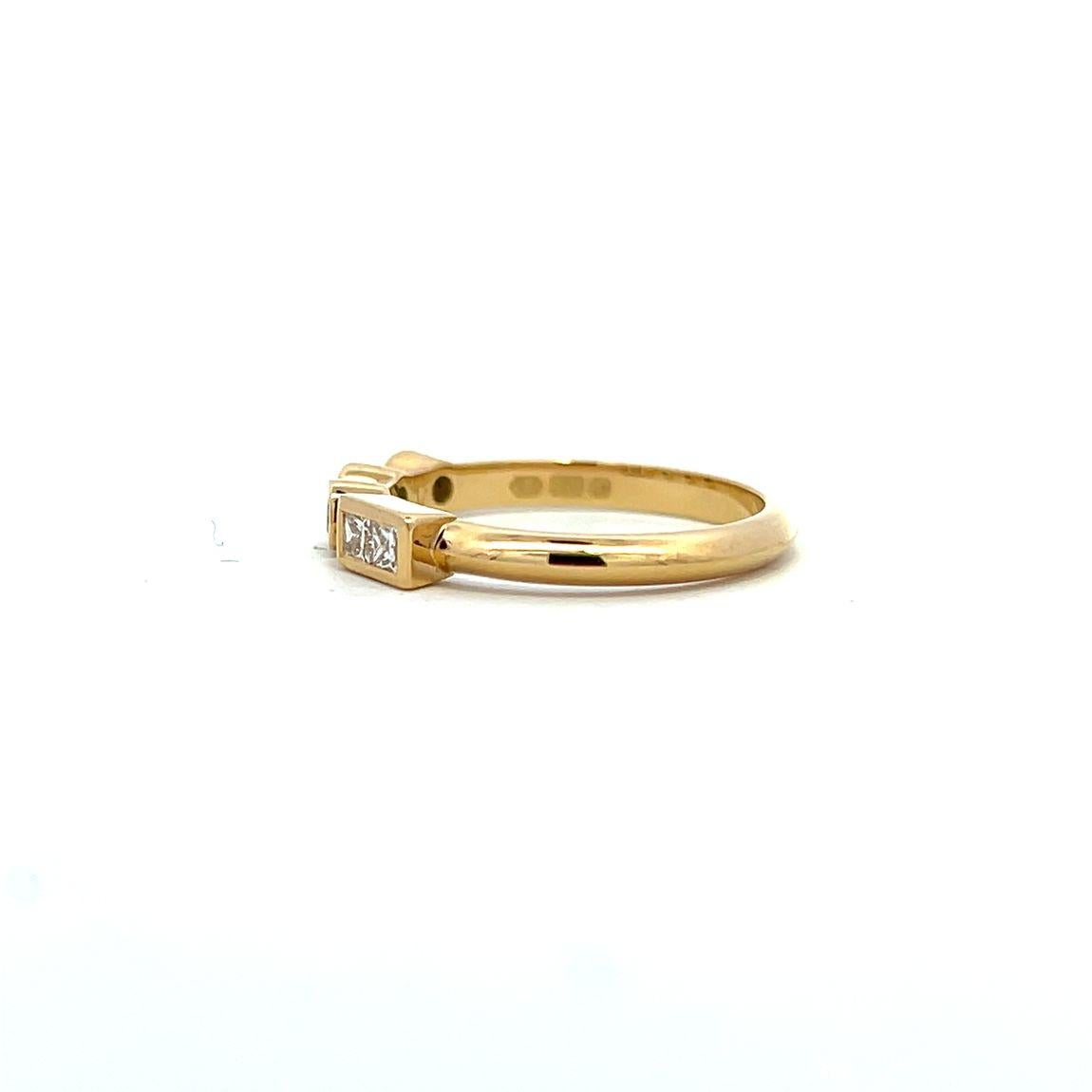 Taille brillant codebyEdge 18k jaune  Bague empilable en or et diamants personnalisable - Lettre V en vente