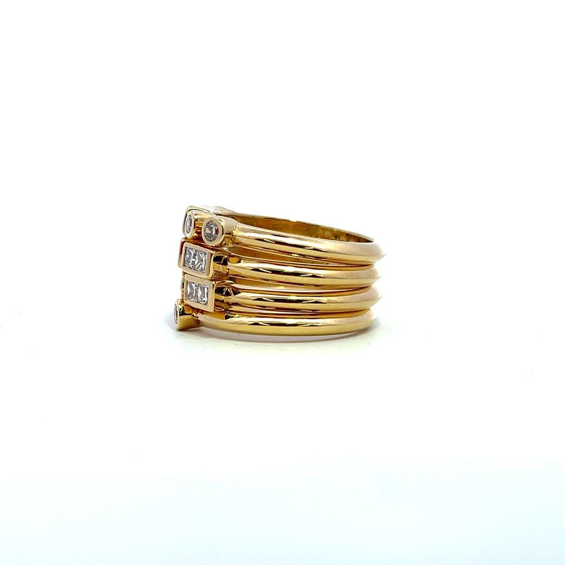 in vendita:  codebyEdge Pila di anelli in oro giallo 18k e diamanti con la scritta 