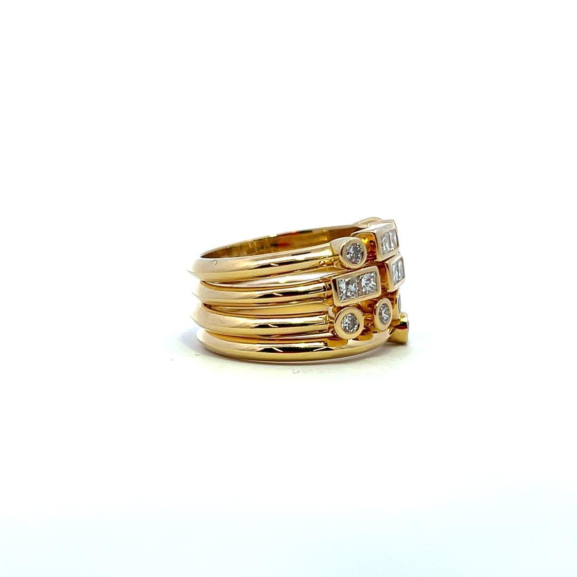 in vendita:  codebyEdge Pila di anelli in oro giallo 18k e diamanti con la scritta 