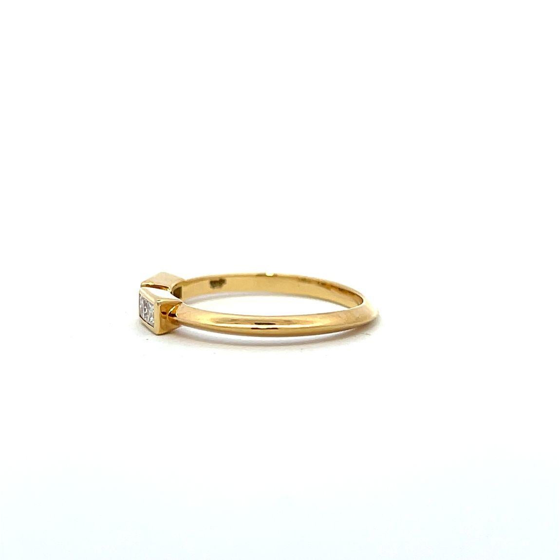 En vente :  codebyEdge, bague empilable personnalisable en or jaune 18 carats avec diamants, lettre M Morse 4