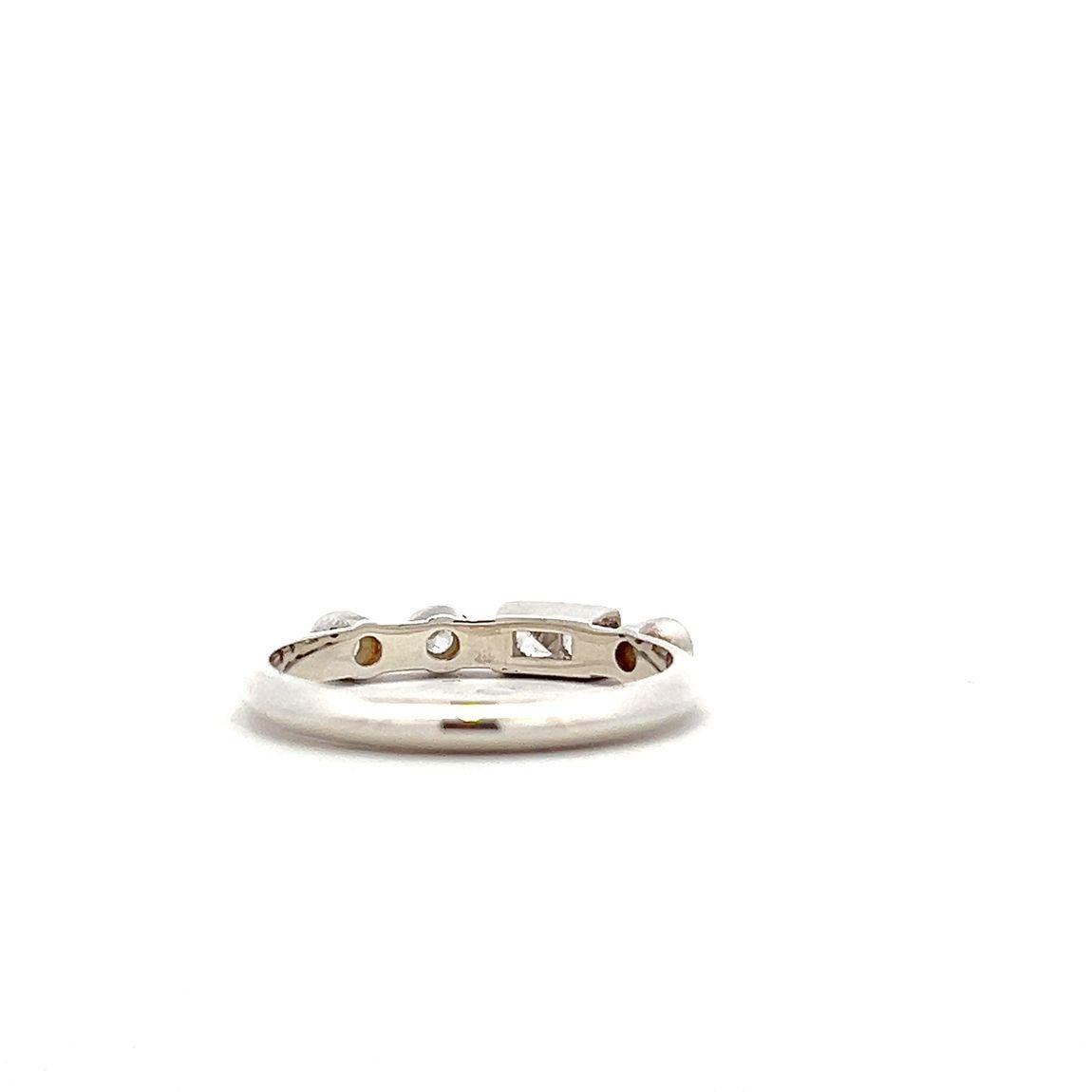 in vendita:  codebyEdge Anello impilabile di platino con diamante personalizzabile - Lettera L in codice Morse 5