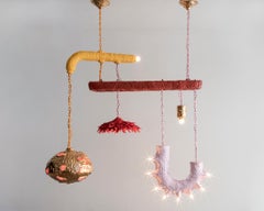 "Codependent" Scultura illuminata in argilla smaltata di Katie Stout, 2018