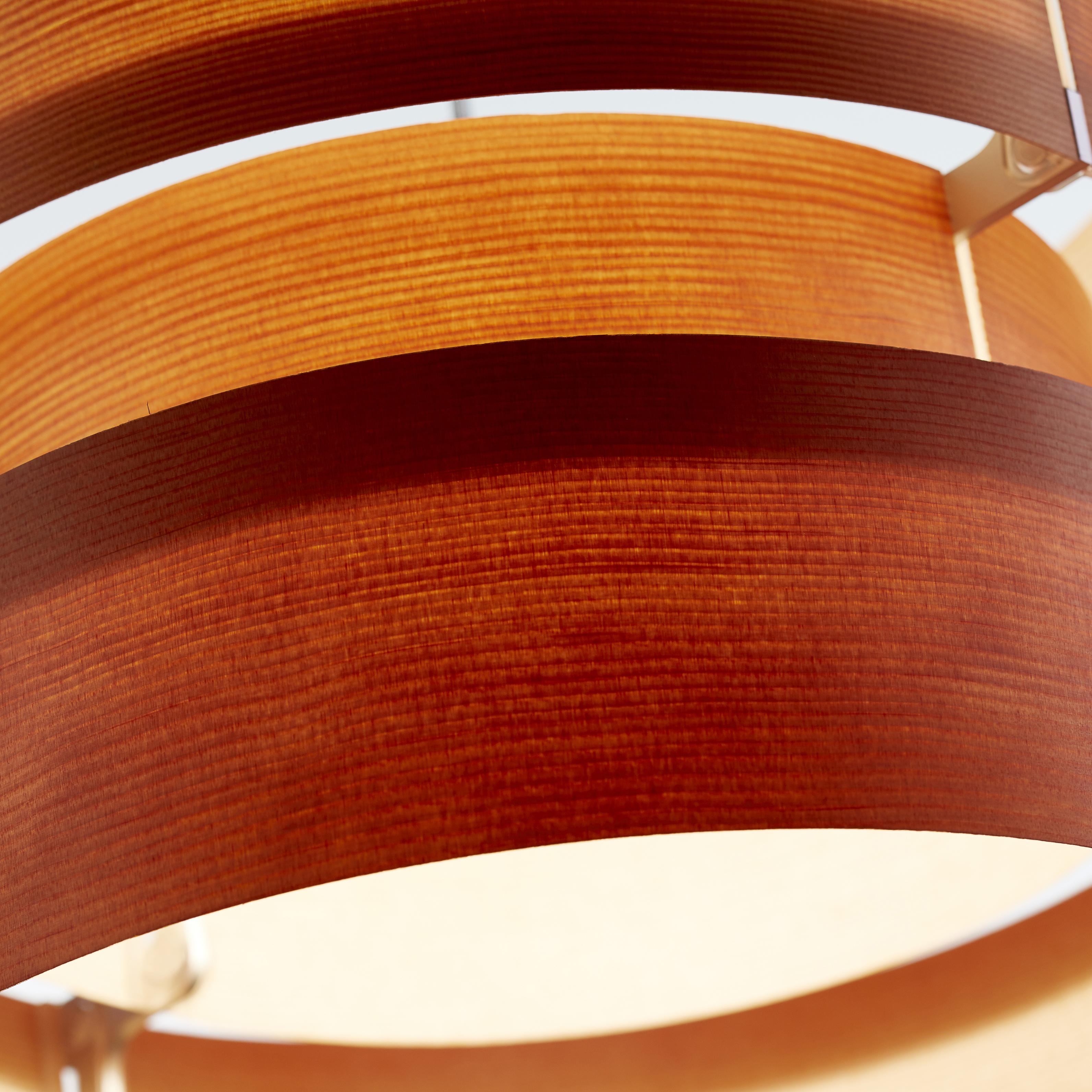 Européen Grande lampe suspendue en bois de ciseau Coderch de Tunds en vente