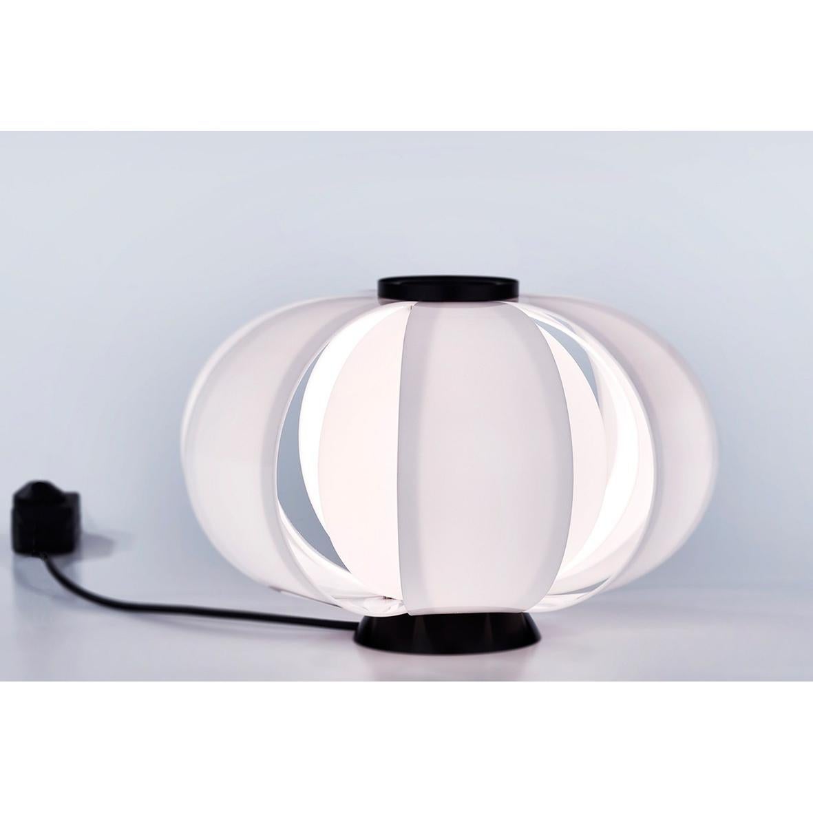 La mini-lampe de table Disa est la nouvelle version de la Disa classique, également connue sous le nom de lampe Coderch. Avec forme de citrouille, primé et admiré, a été le seul modèle de la lampe que le brillant architecte José Brilliante dans la
