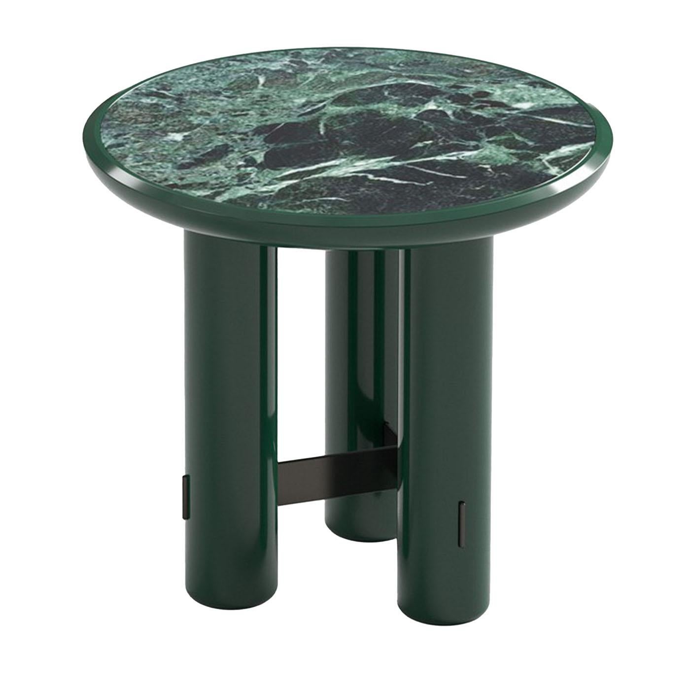 Cette table basse ronde de taille moyenne présente une structure laquée brillante associée à un plateau en marbre vert. Le design est soutenu par trois pieds cylindriques reliés par une poutre horizontale, ce qui renforce la stabilité et l'attrait