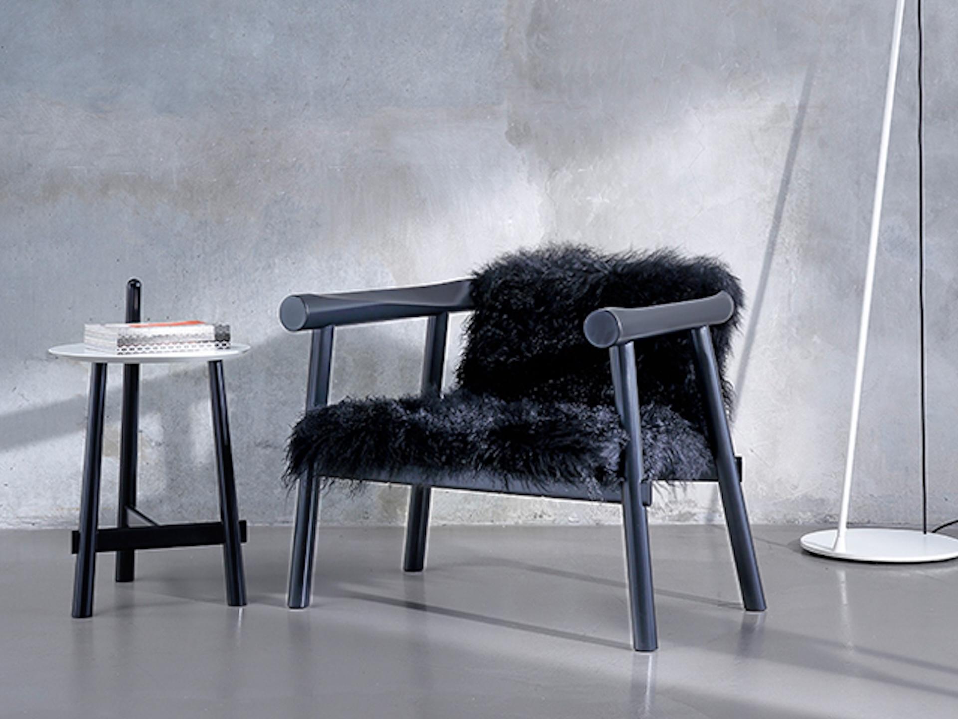 Armchair in black solid beech, seat and back upholstered in black
Mongolian goatskin.
Dimensions: 73x73xH63cm - assise /seat 34cm