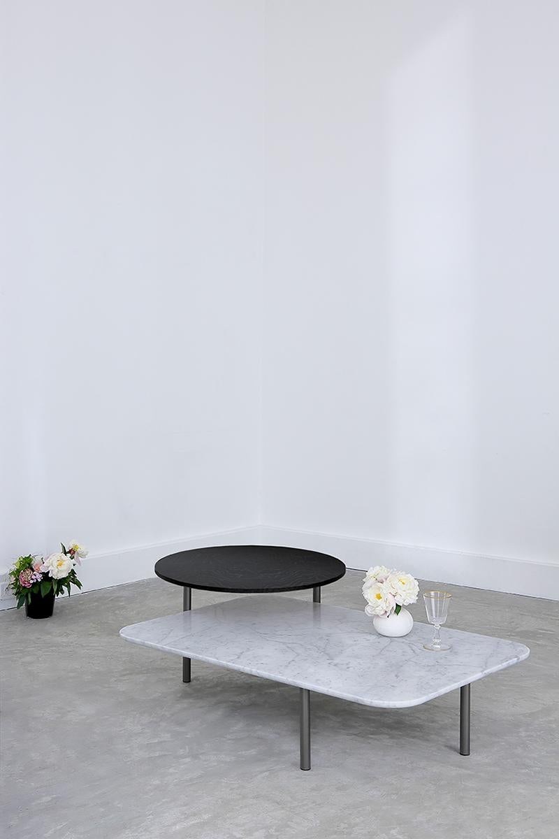 Coffee table, bronze lacquered metal structure, black Marquina marble or
white Carrare marble top, and round top in black stained ash veneer.
Dimensions: 140x85xH42cm