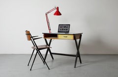 Coen de Vries 1957 Scrivania per Devos con cassetto giallo, olandese metà secolo moderno
