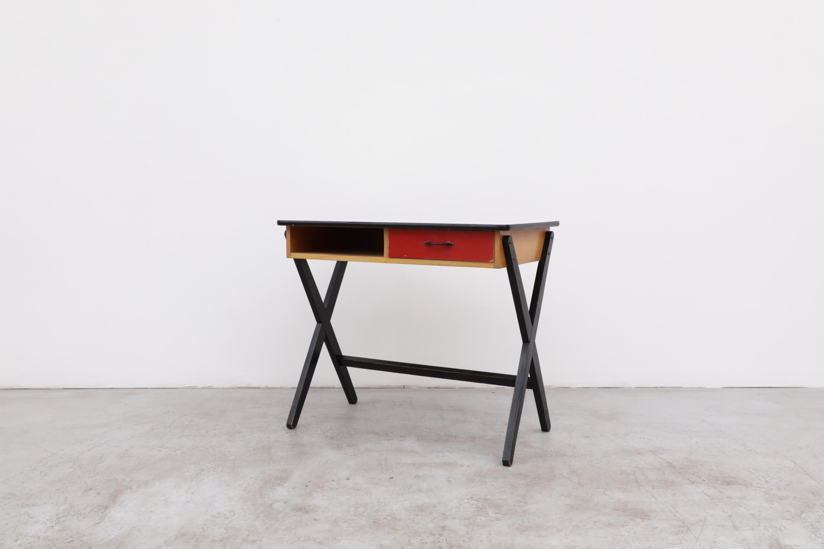 Un'ottima scrivania in legno di betulla con base a x in ebano, cassetto colorato e piano in formica. Coen de Vries è uno dei pionieri olandesi del design industriale. Molti dei pratici design di Coen de Vries sono stati raccomandati da Goed Wonen