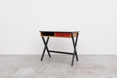 Scrivania Coen de Vries del 1954 in betulla con base in ebano, cassetto rosso e piano in formica