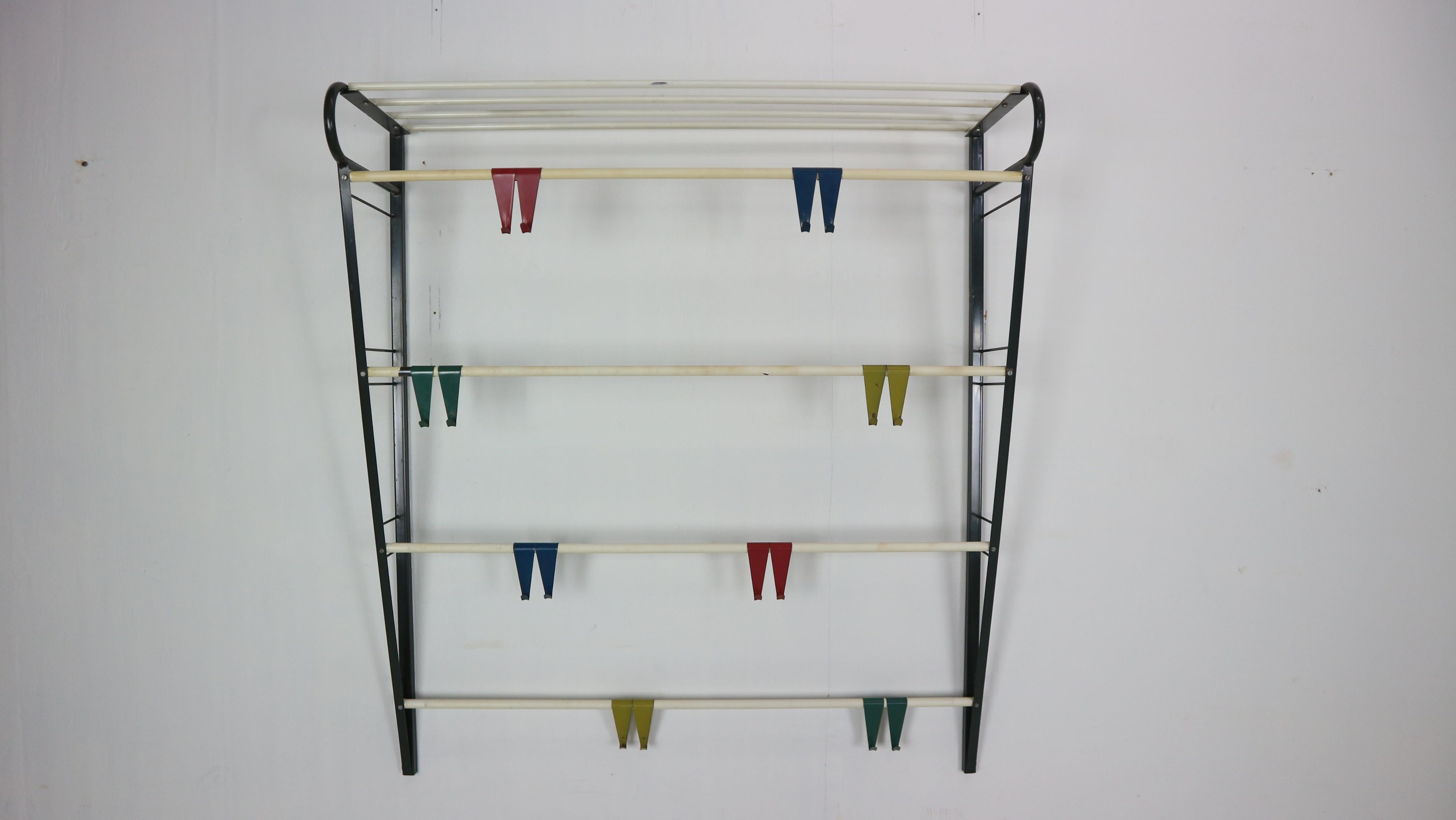 Vintage coat& hat rack designed by the Dutch designer Coen de Vries in the 1950s and manufactured by Devo in the Netherlands.
This coat rack is a rare first edition, embodying the timeless elegance and functionality of mid-century design. 

The coat