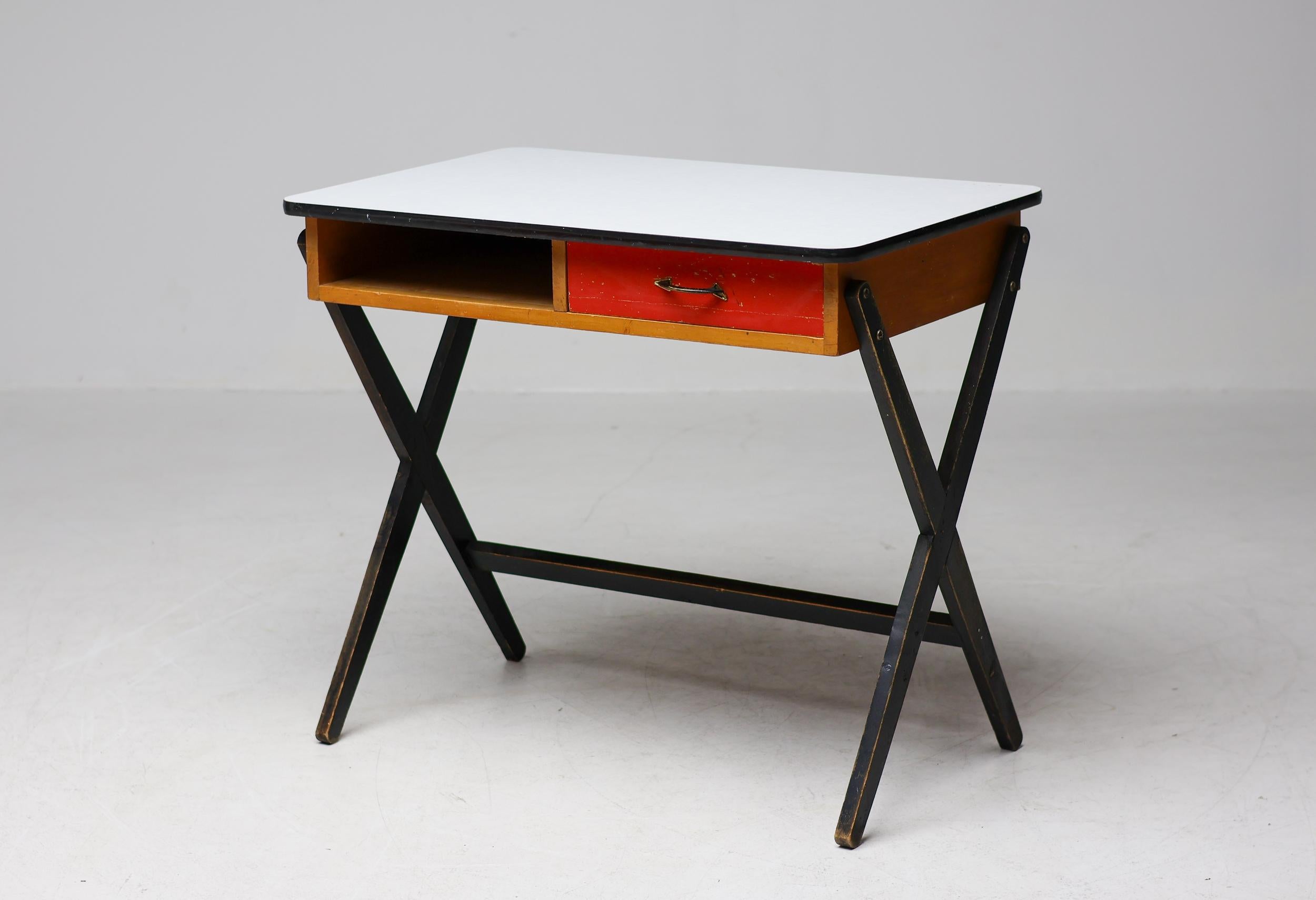 Wunderschön gestalteter, originaler Mid-Century Modern Schreibtisch mit schwarz gefärbter Birke X-Base, Schublade aus rot gefärbter Birke und einer Platte aus Formica. Coen de Vries gehört zu den niederländischen Pionieren des Industriedesigns.