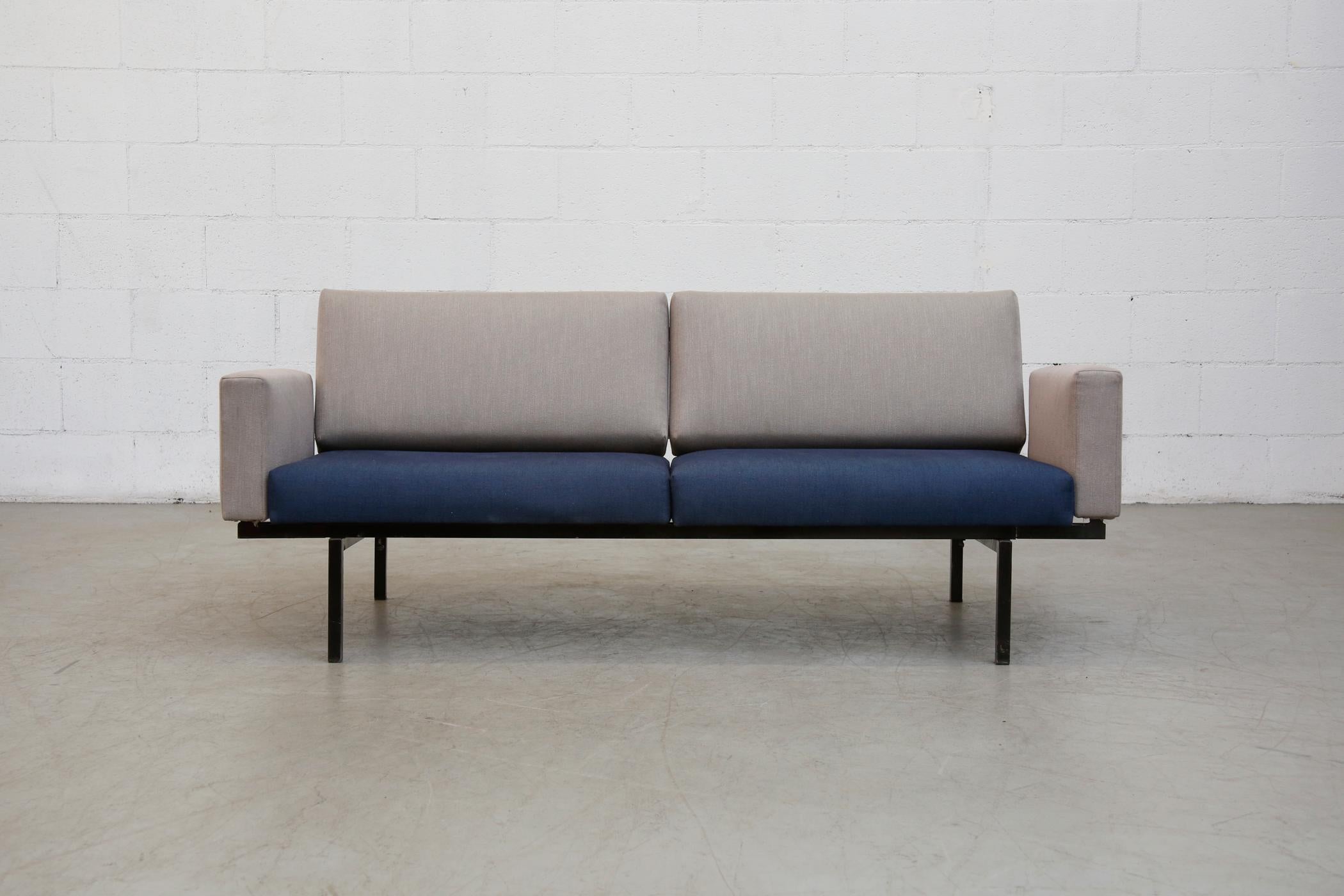 Rare canapé convertible en lit de Coen de Vries pour Pilastro avec accoudoirs. Nouvellement tapissé en gris et indigo avec un cadre en métal émaillé noir. En tant que lit de jour, il mesure 85 x 32,25 x 15/26,25. D'autres canapés similaires sont