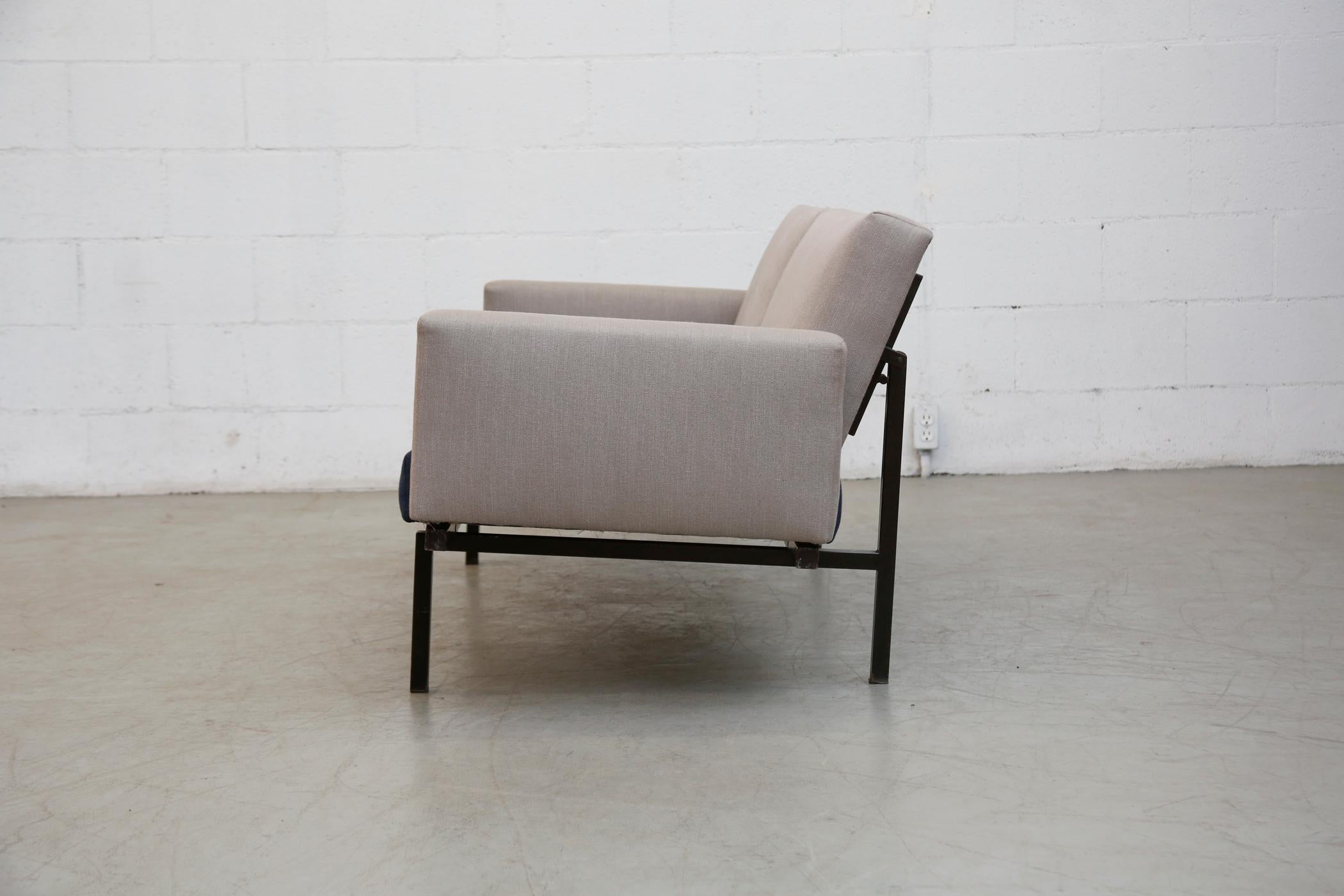 Mid-Century Modern Coen de Vries Canapé-lit modèle 204 Indigo et Light Gray en vente