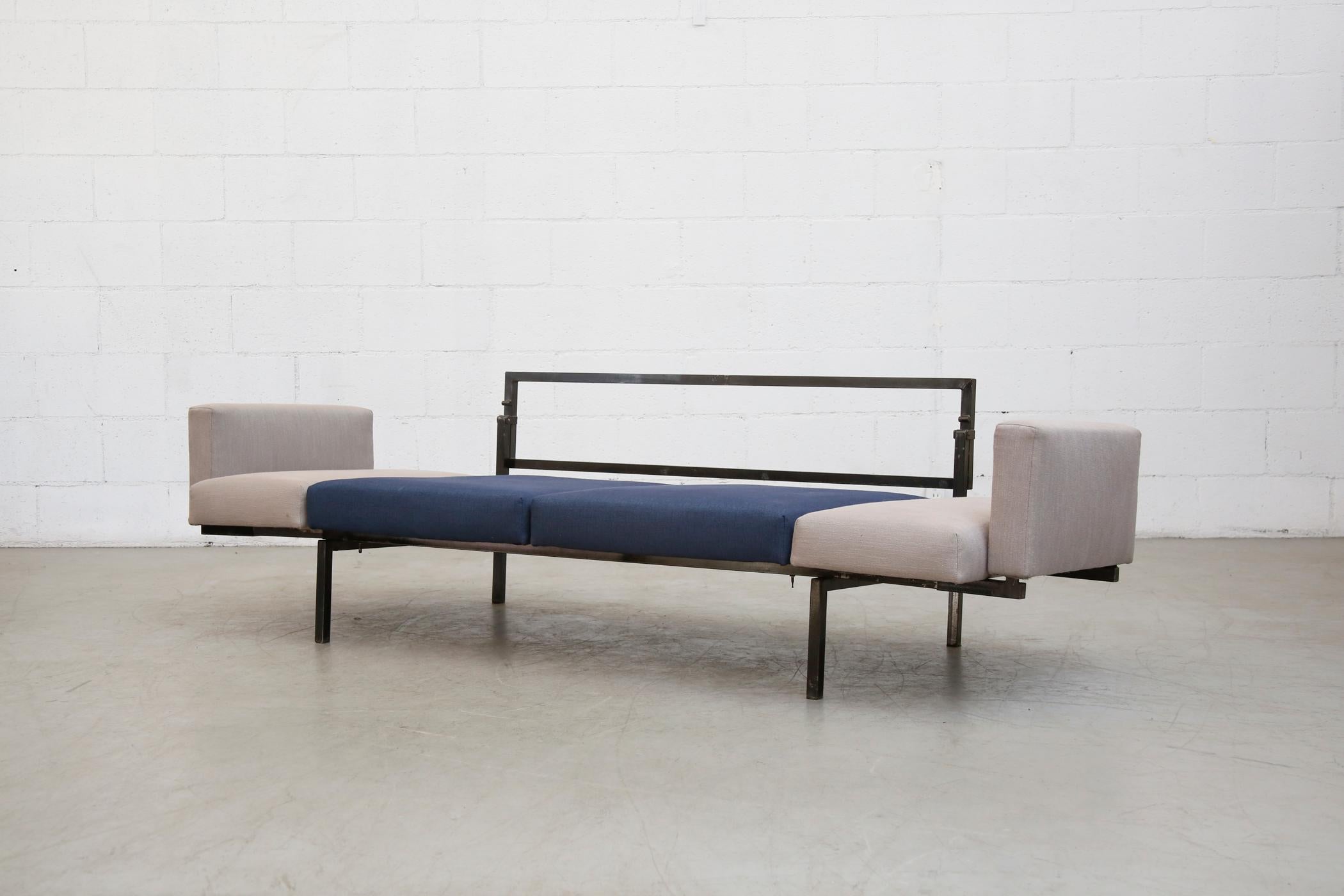 Milieu du XXe siècle Coen de Vries Canapé-lit modèle 204 Indigo et Light Gray en vente