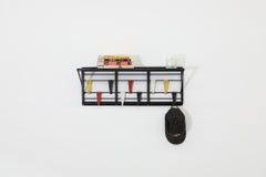 Coen de Vries Kleine Wandgarderobe mit mehrfarbigen Haken für Pilastro