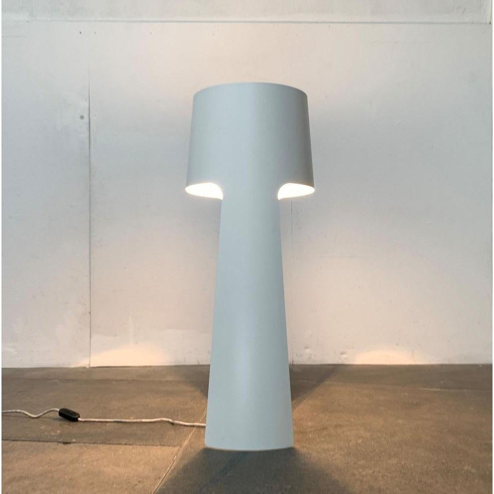 Lámpara de pie minimalista del fabricante alemán Anta según un diseño de Moritz Böttcher y Sören Henssler.

La lámpara de pie de la serie Coen. Un diseño minimalista con una silueta llamativa y un sorprendente juego de sombras. La peculiaridad de