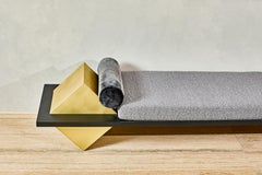 Coexist Contemporary Daybed, Statuary Marmor, gebürstetes Messing & geschwärzter Stahl