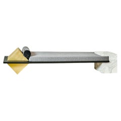 Coexist Contemporary Daybed, Statuary Marmor, gebürstetes Messing & geschwärzter Stahl