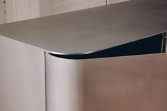Aparador Coexist: consola de bar de aluminio cepillado con base de ónix verde