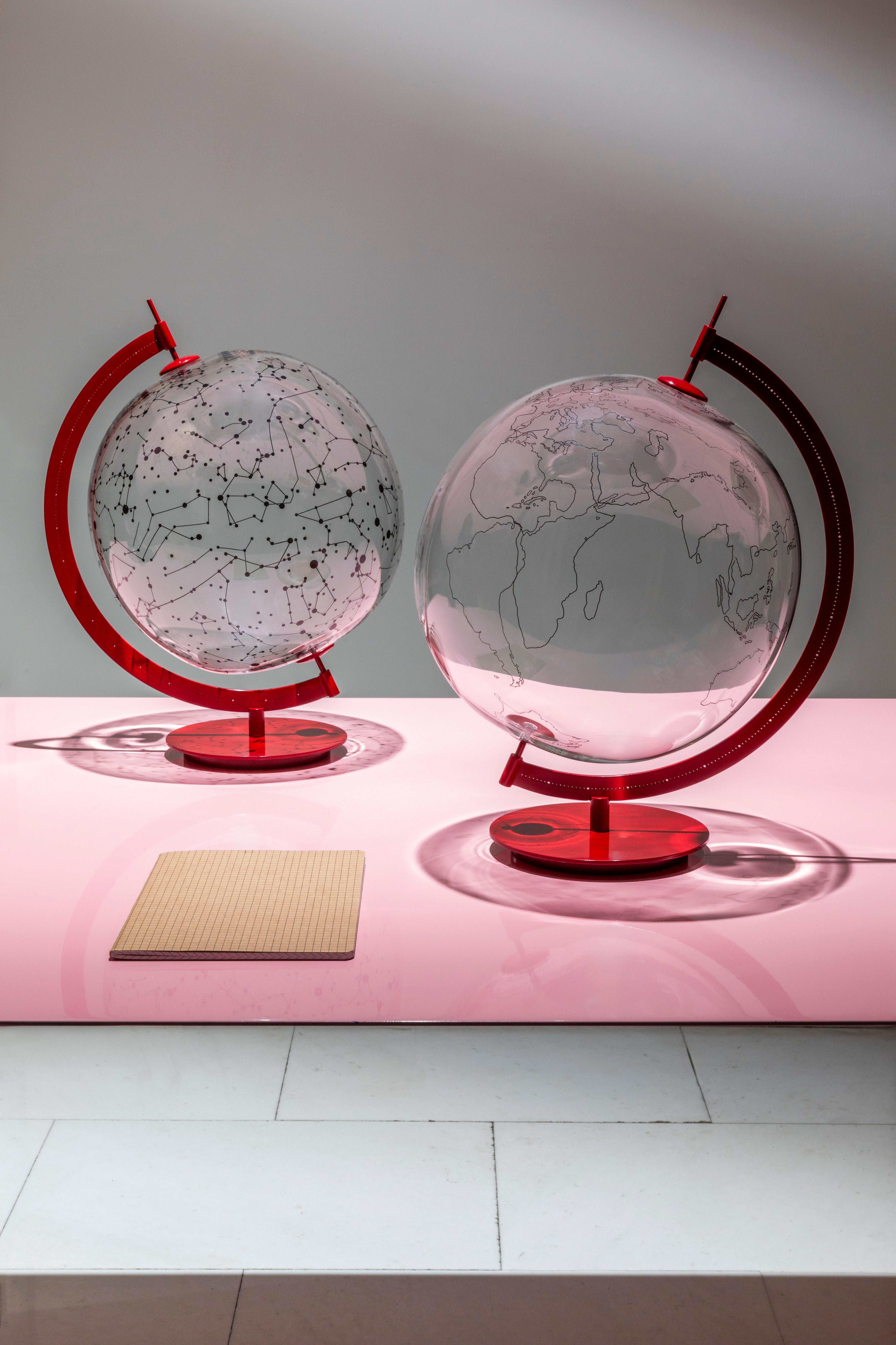 XXIe siècle et contemporain Carte du monde du verre au sol coexistant en laiton nickelé, version rouge en vente