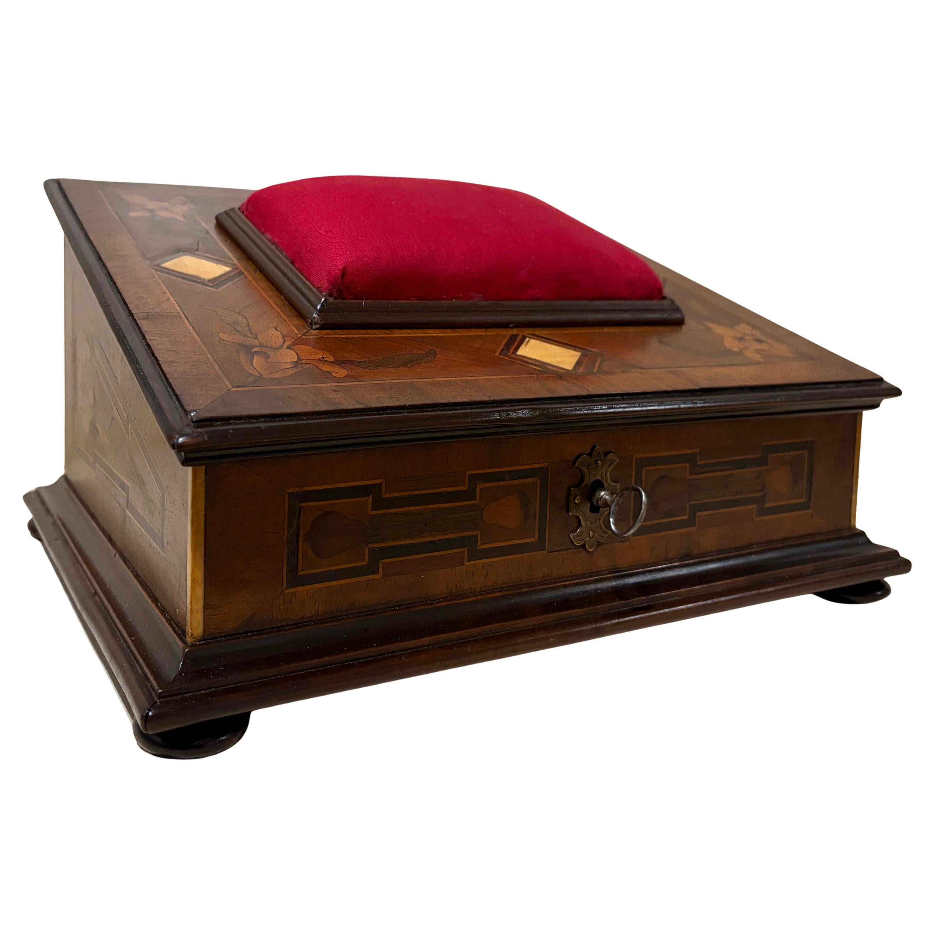 Cofanetto a Segreti in Marqueterie di epoca Luigi XIV inizi XVIII For Sale